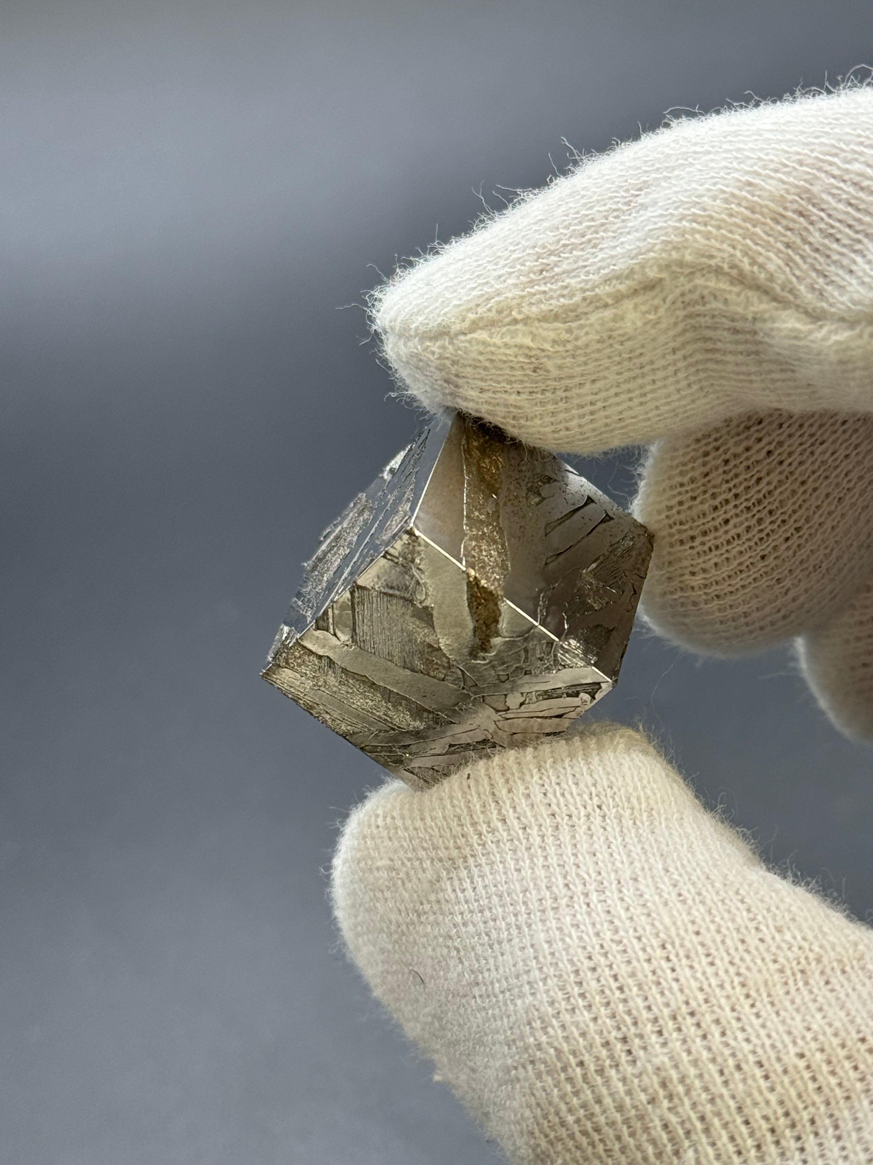 SEYMCHAN METEORITE, MAGADAN REGION, RUSSIA. 52 GRAMS CUBE.
