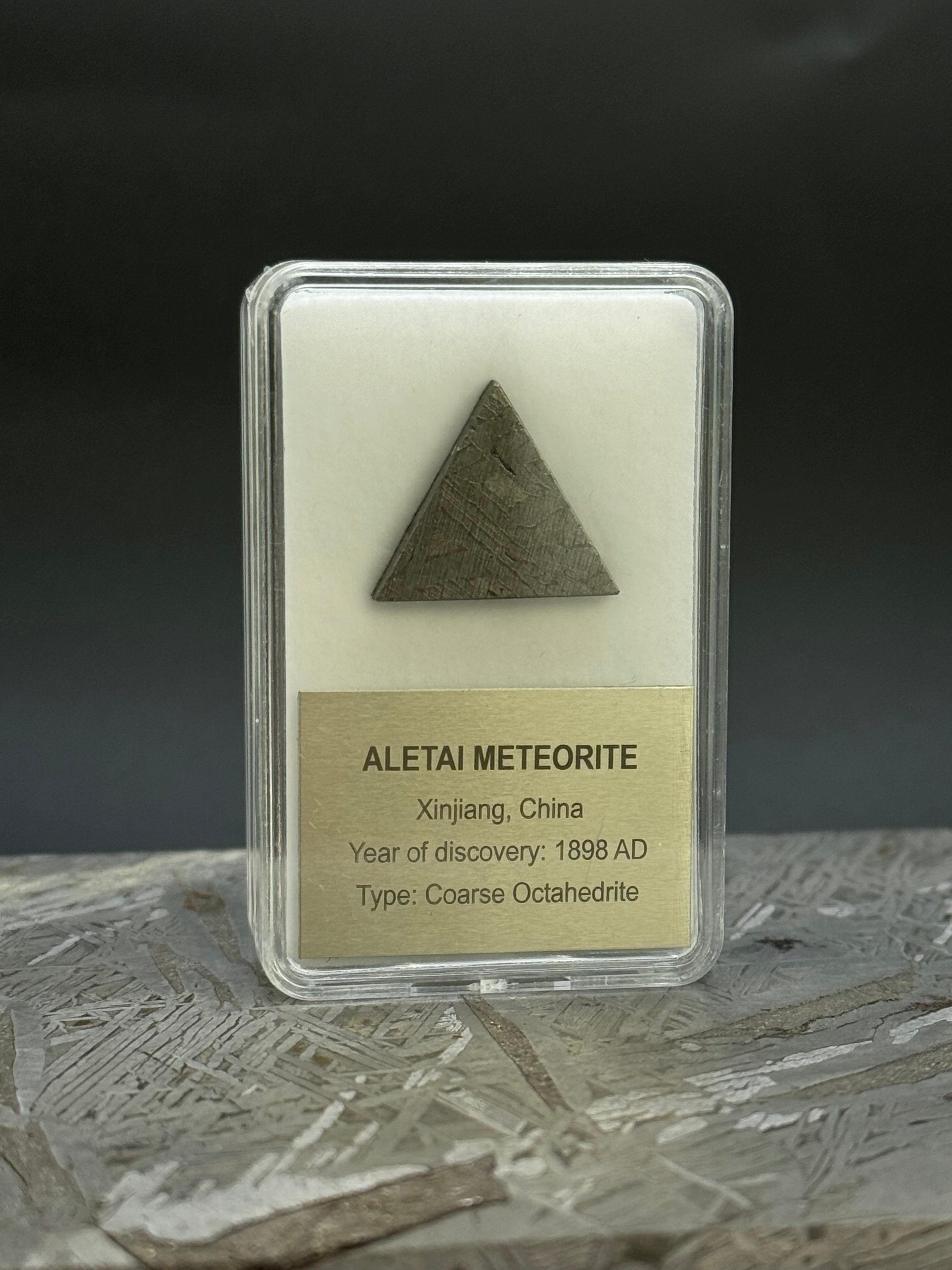ALETAI METEORITE, GOBI DESERT, CHINA. DISPLAY BOX. 5 GRAMS.
