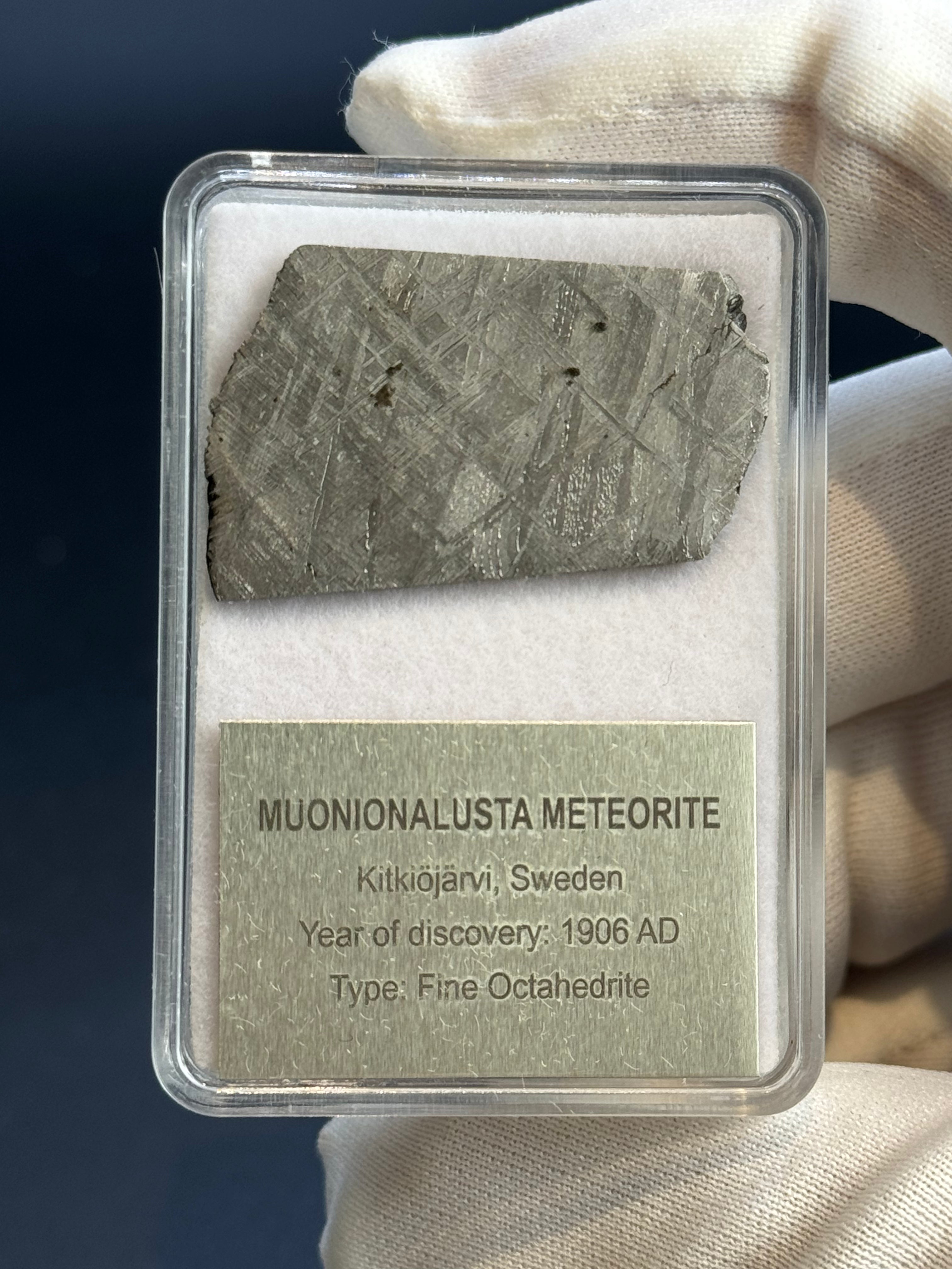 MUONIONALUSTA METEORITE, SWEDEN. DISPLAY BOX. 12,4 GRAMS.