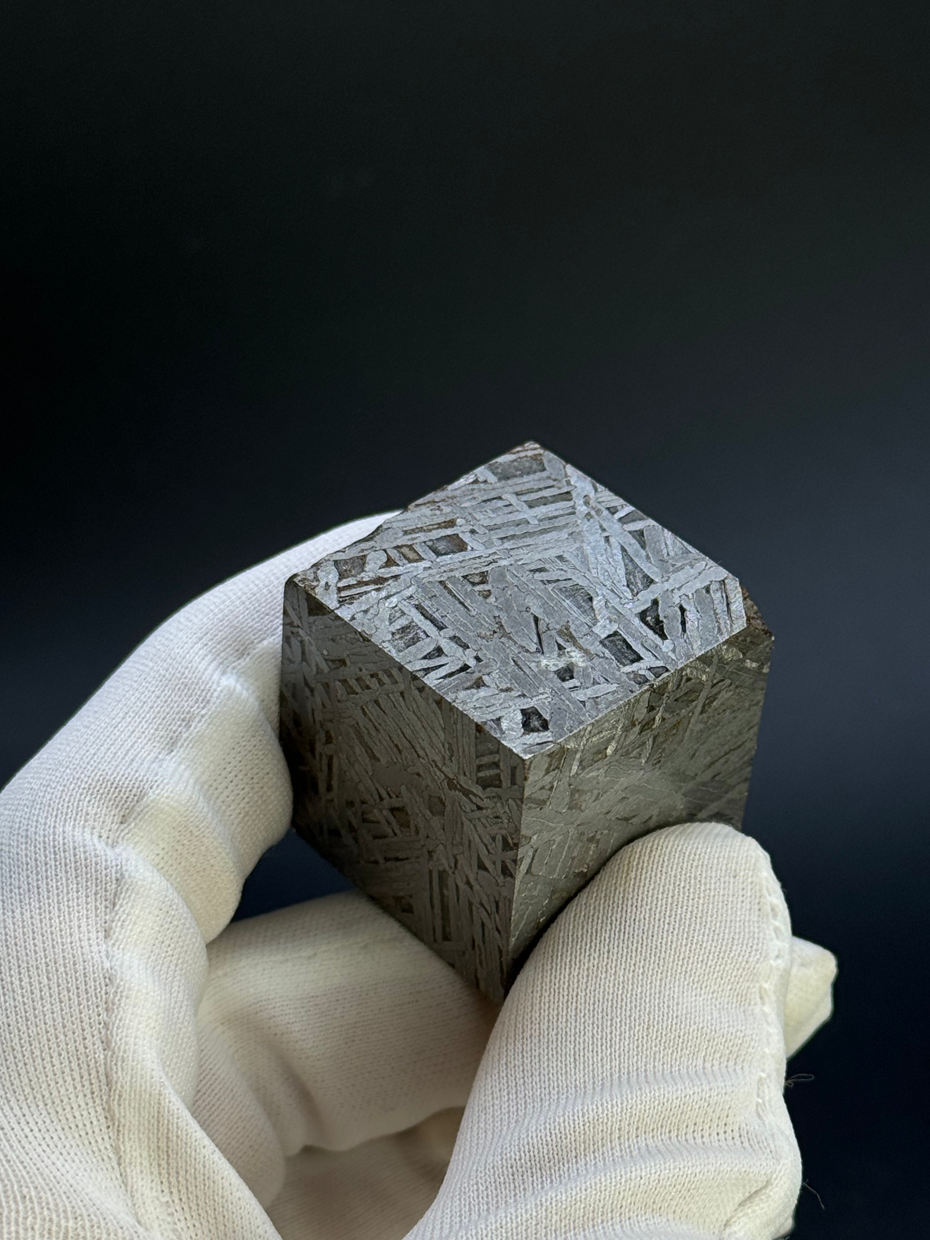 ALETAI, GOBI DESERT, CHINA. 190 GRAMS CUBE.