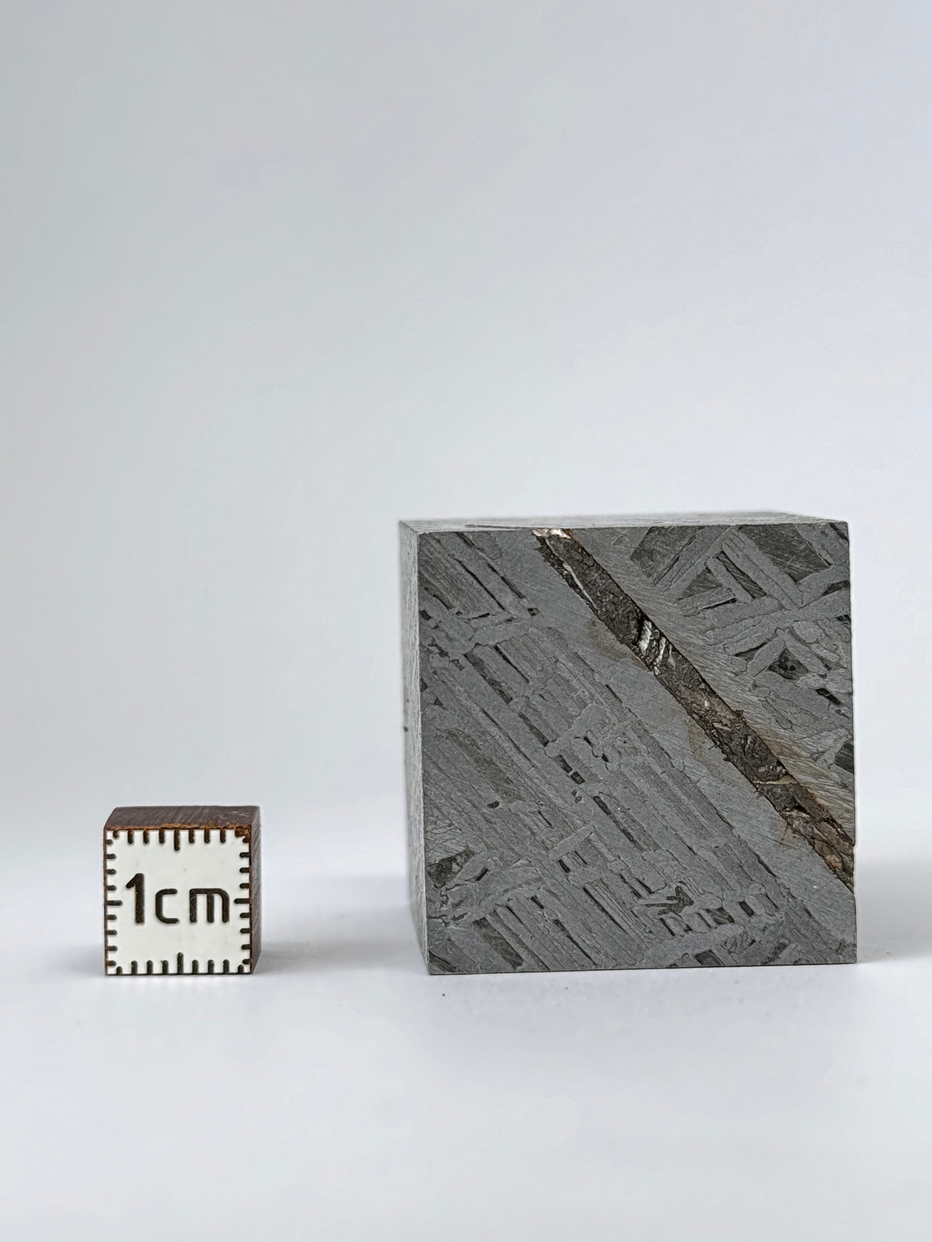 Aletai Meteorite, Gobi Desert, China. 191,97 grams Cube.