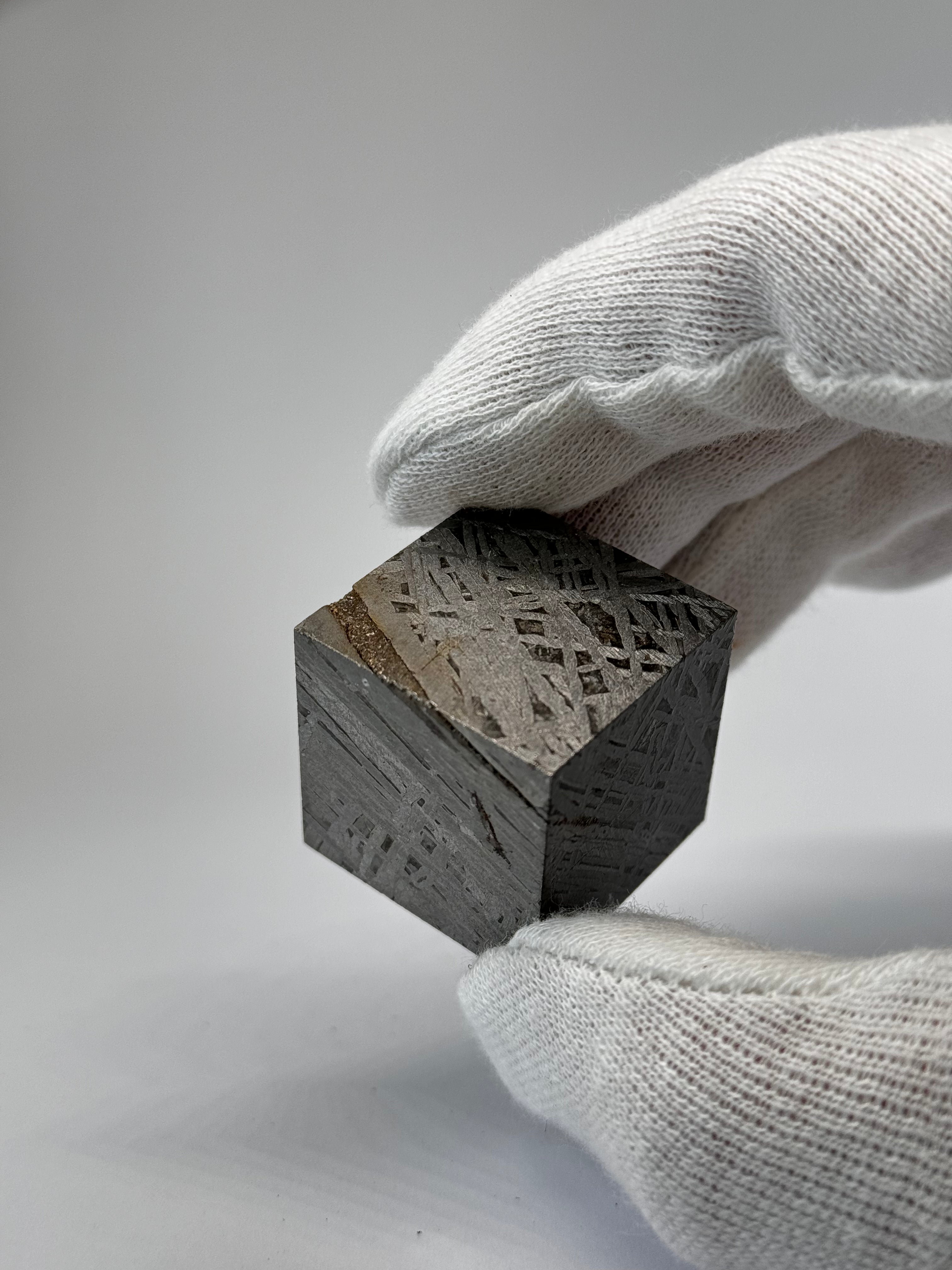 Aletai Meteorite, Gobi Desert, China. 191,97 grams Cube.