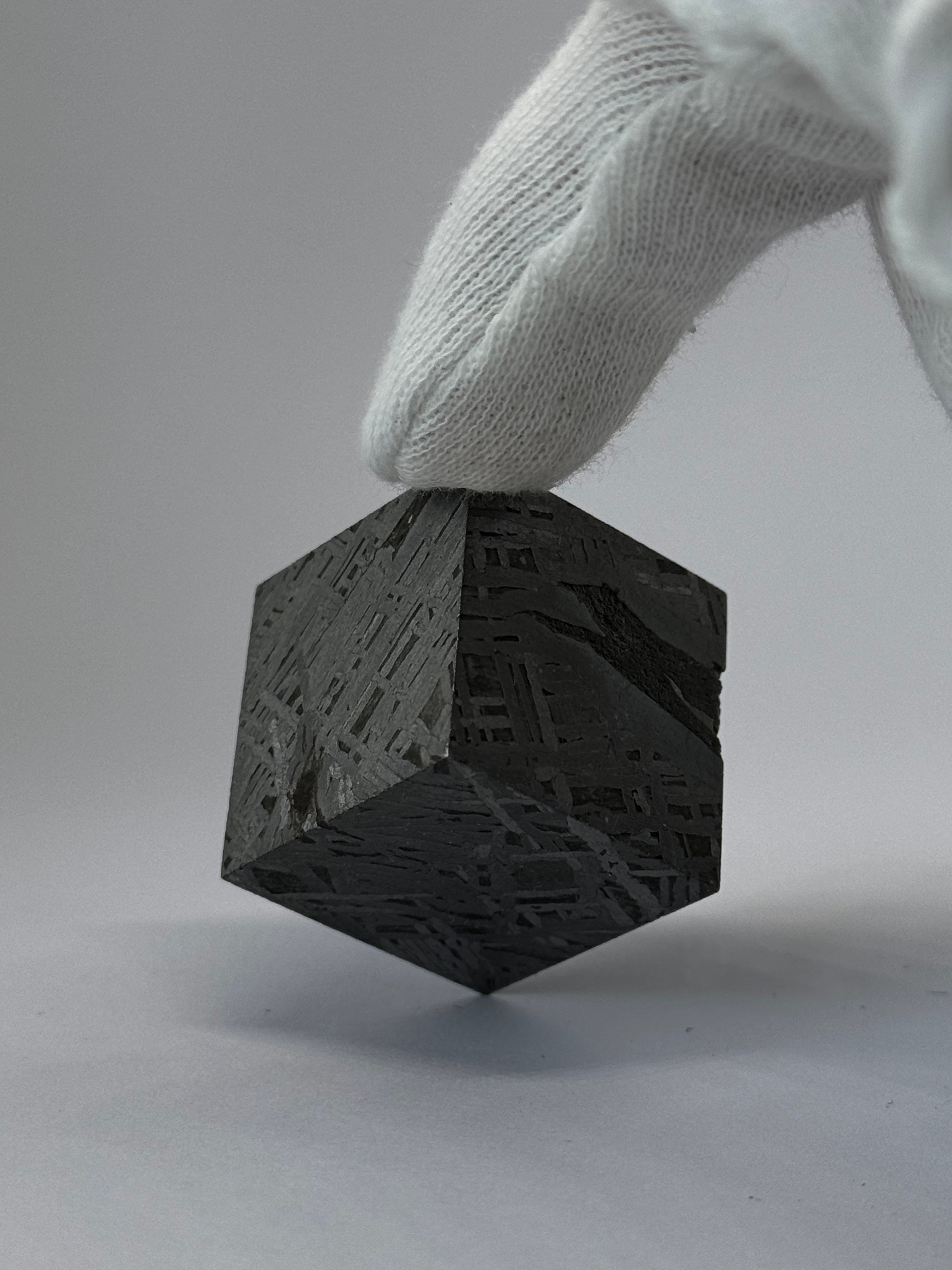 Aletai Meteorite, Gobi Desert, China. 191,97 grams Cube.