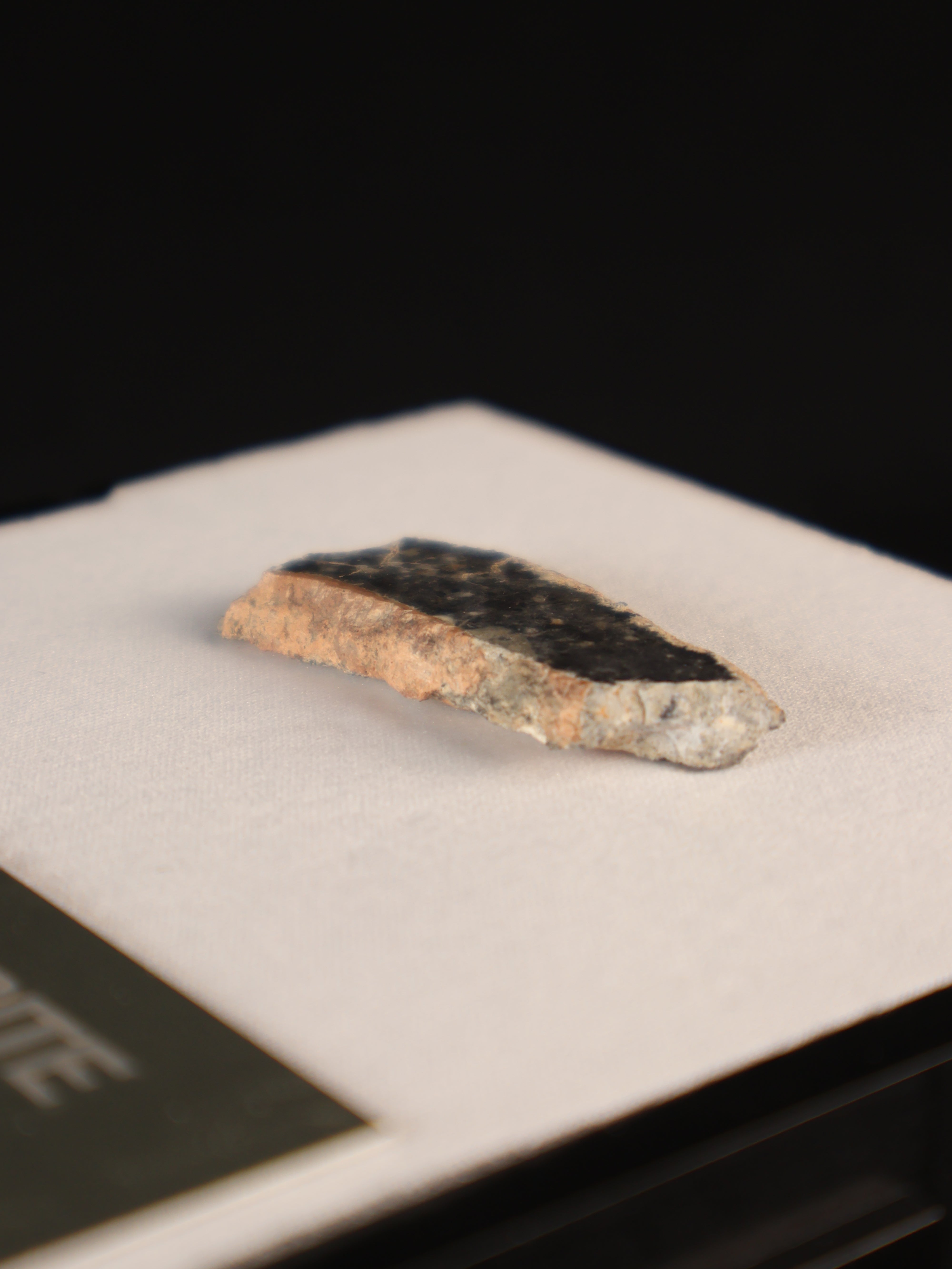 Lunar meteorite, Bechar 003, Algeria. 7,43 grams end-cut.