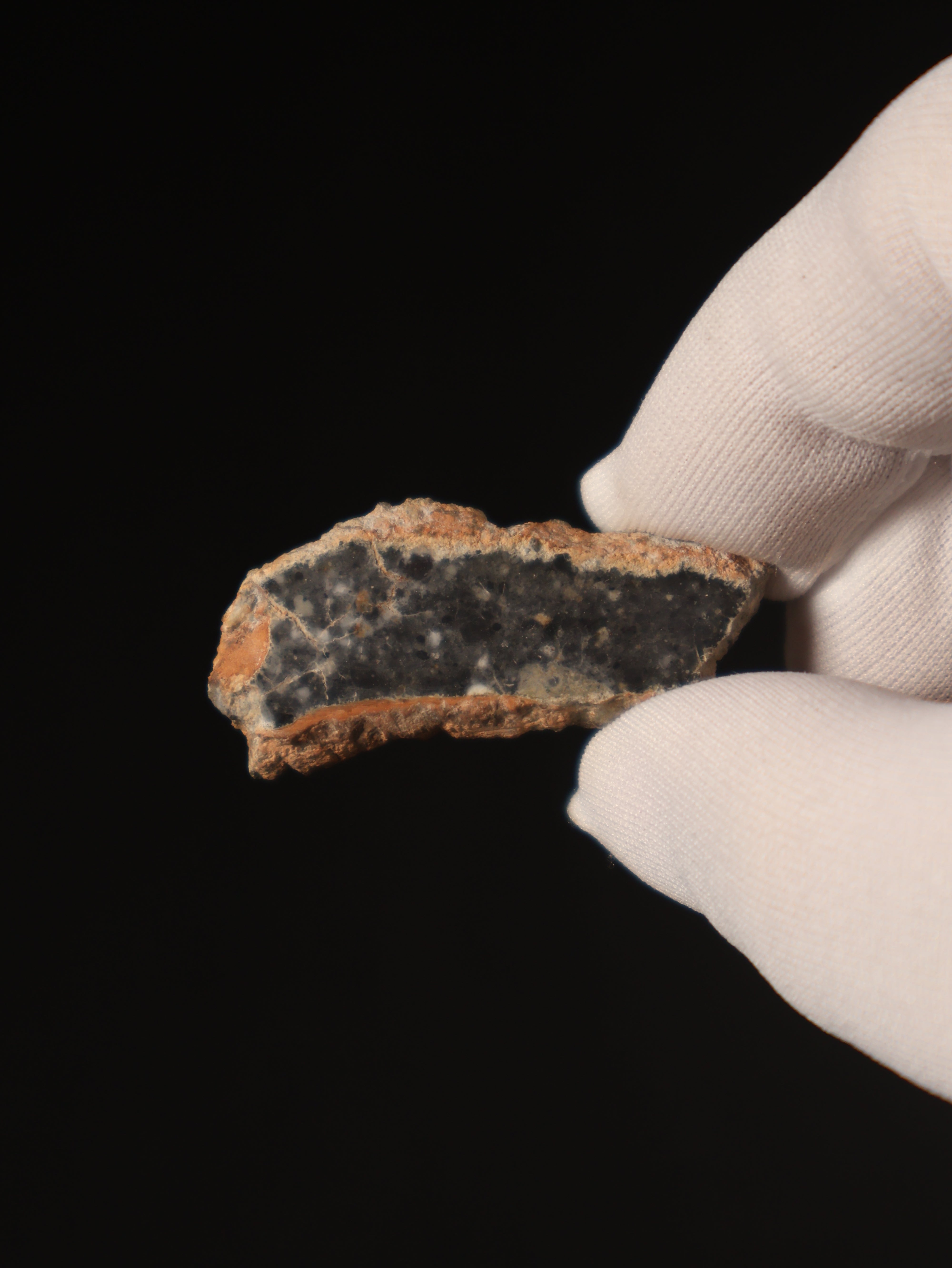 Lunar meteorite, Bechar 003, Algeria. 7,43 grams end-cut.
