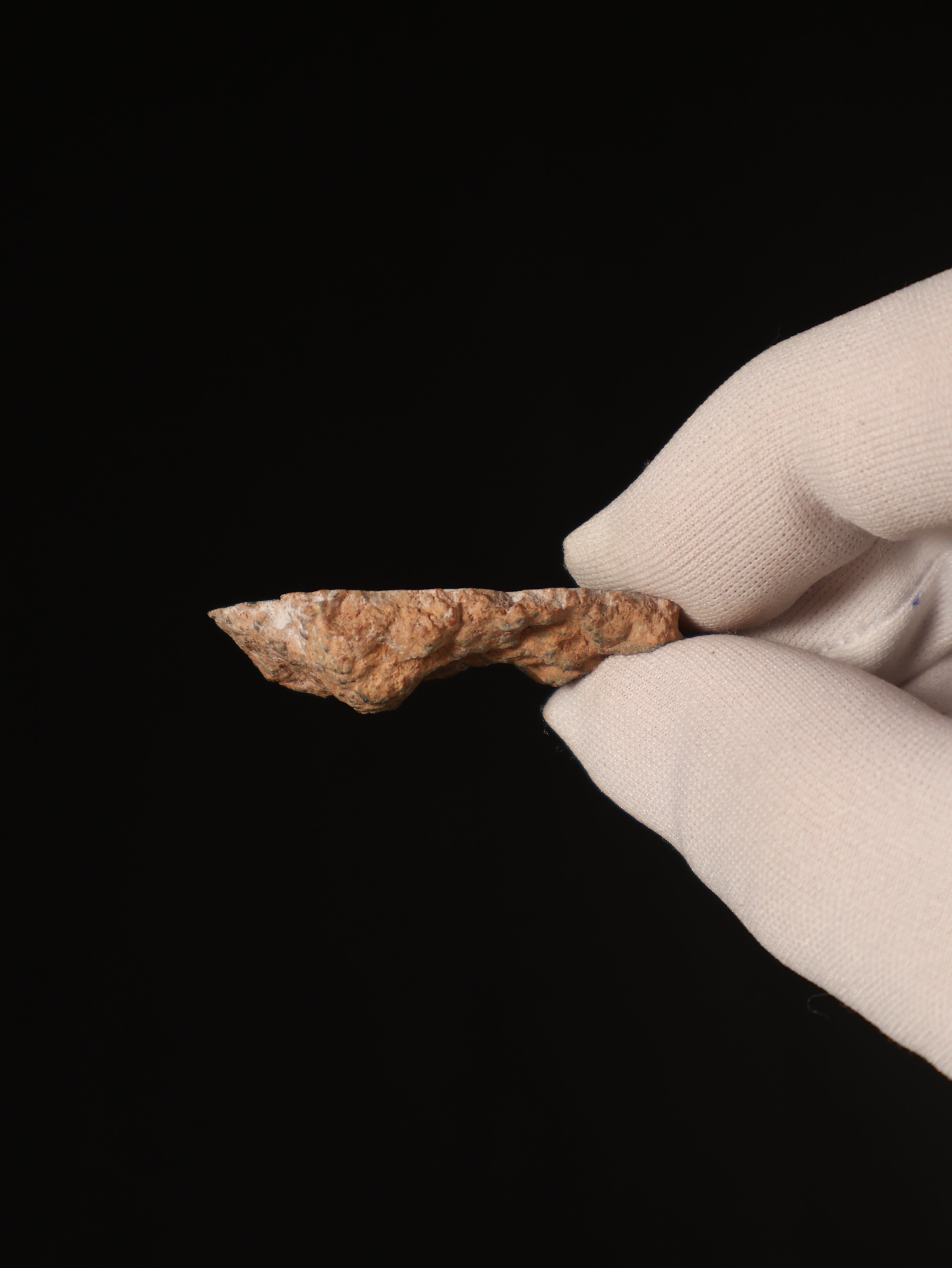 Lunar meteorite, Bechar 003, Algeria. 8,17 grams end-cut.