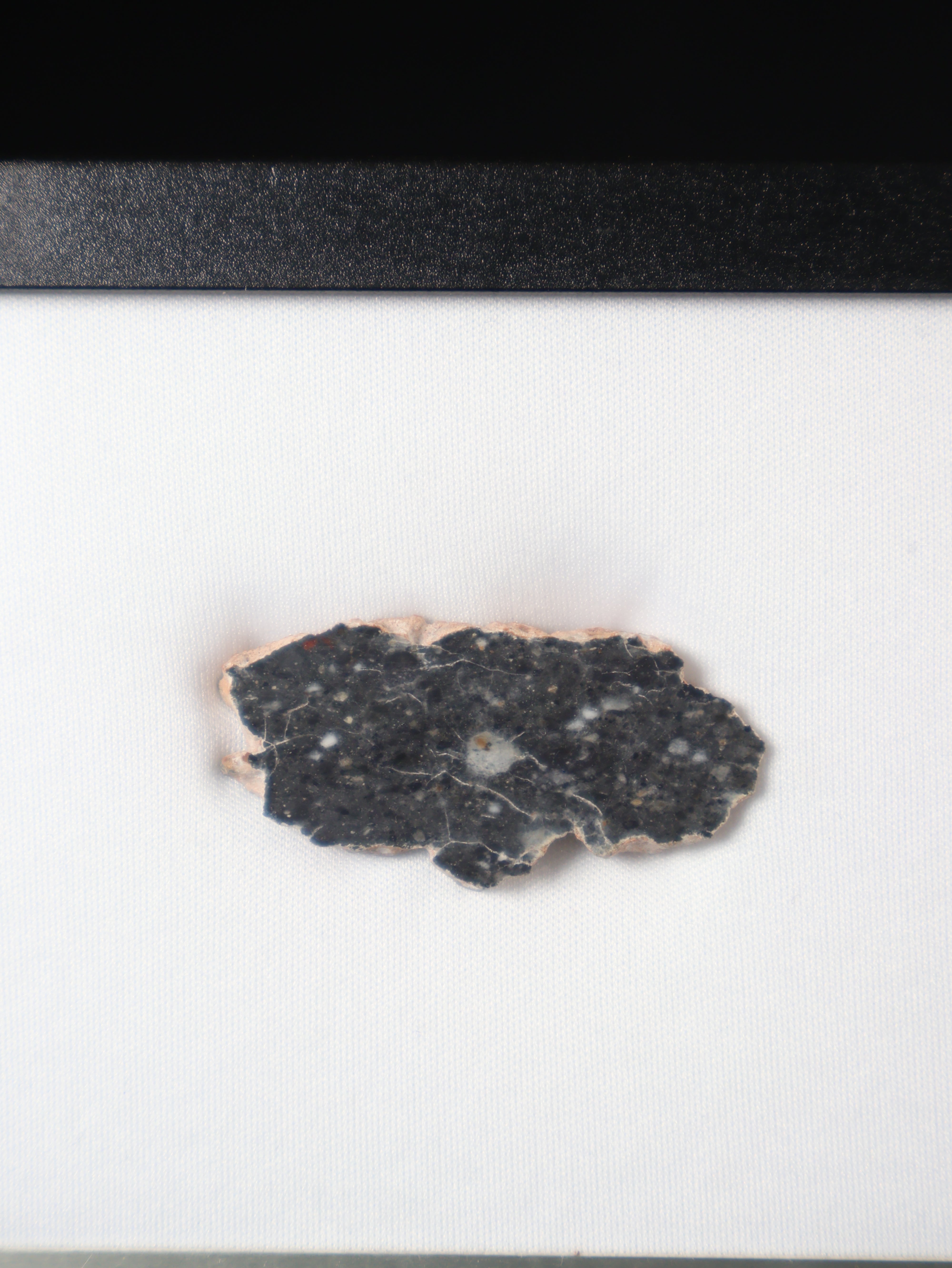 Lunar meteorite, Bechar 003, Algeria. 8,17 grams end-cut.