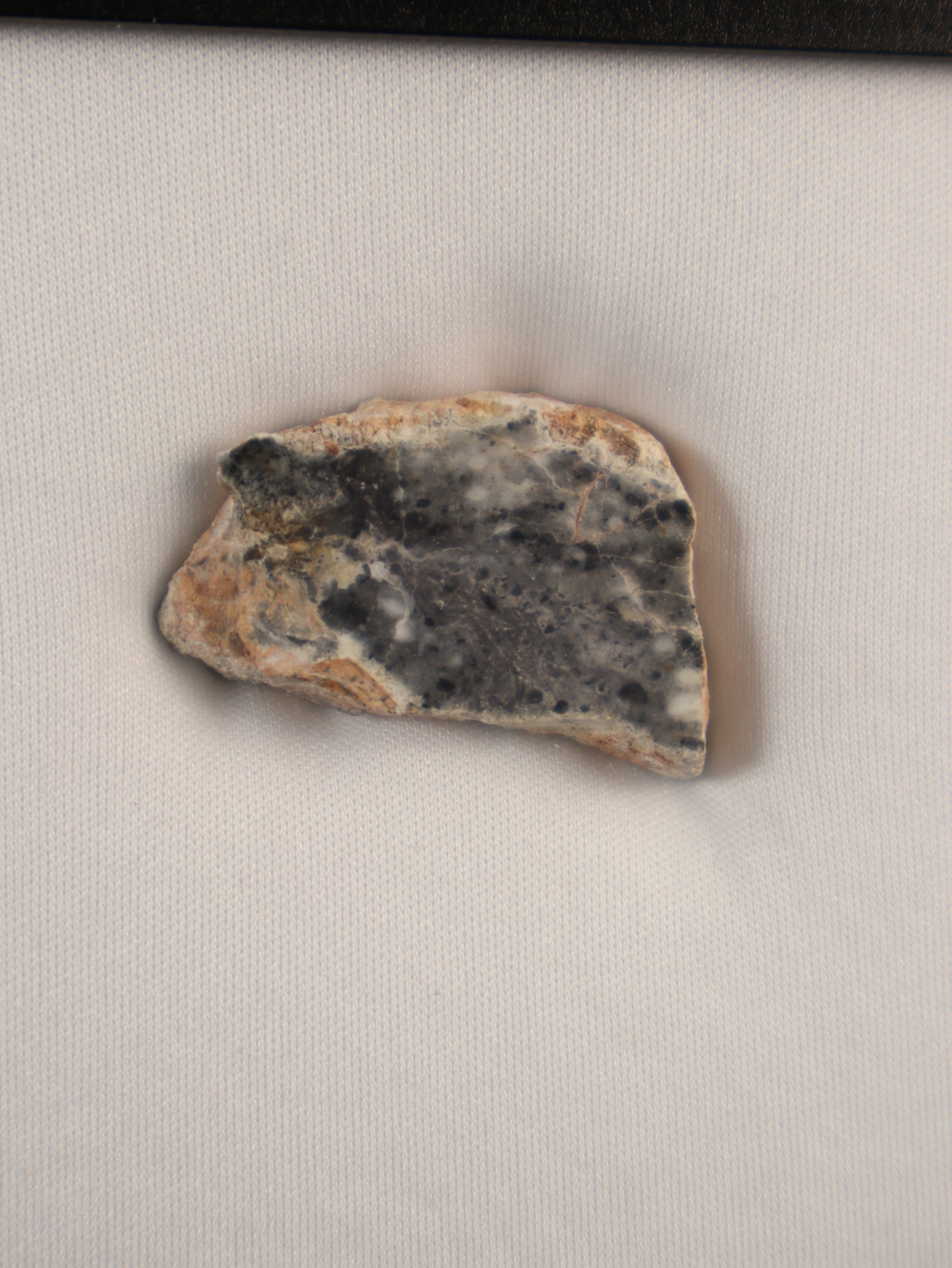 Lunar meteorite, Bechar 003, Algeria. 8,7 grams end-cut.