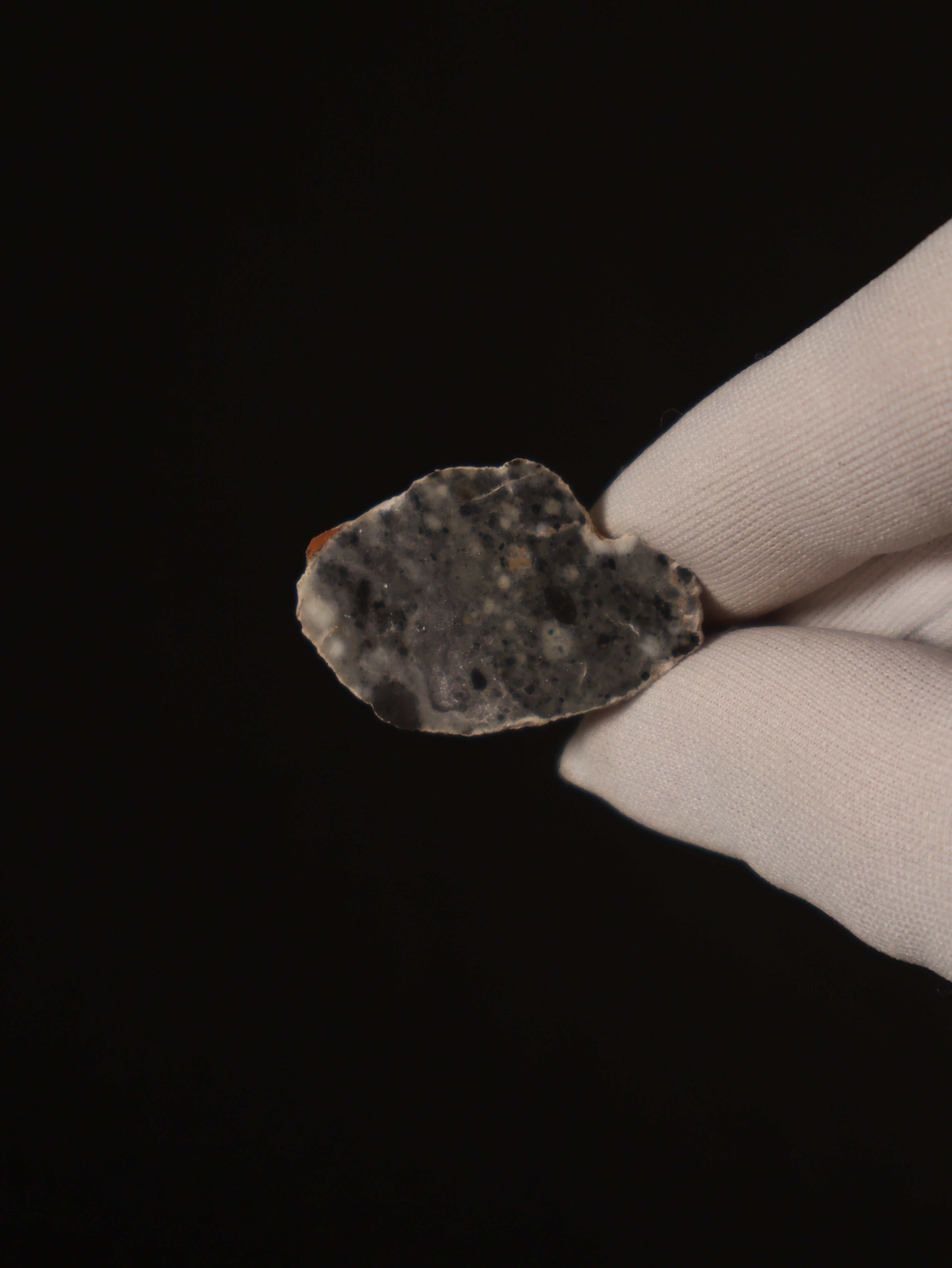 Lunar meteorite, Bechar 003, Algeria. 7,15 grams end-cut.