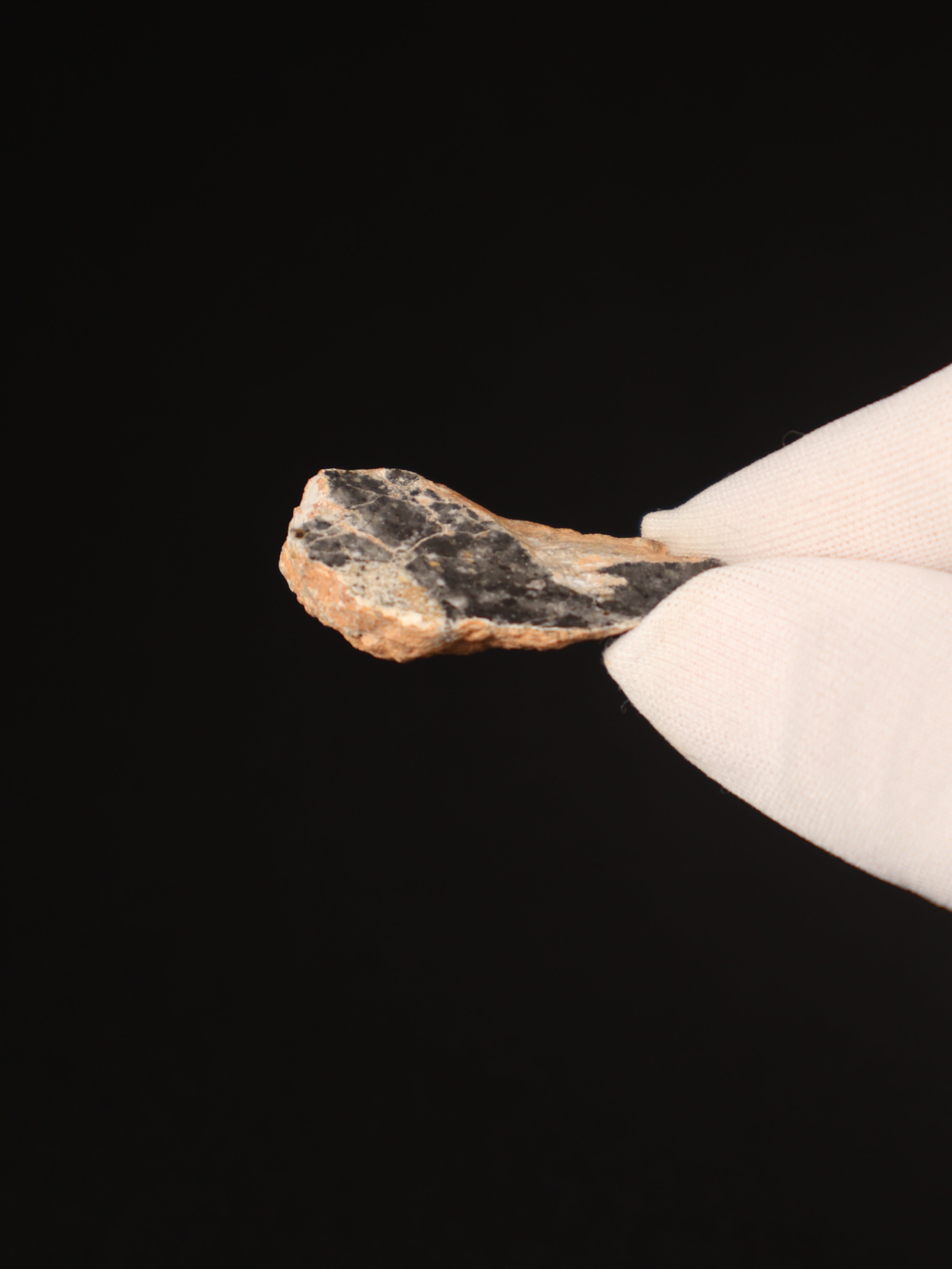 Lunar meteorite, Bechar 003, Algeria. 9,18 grams end-cut.