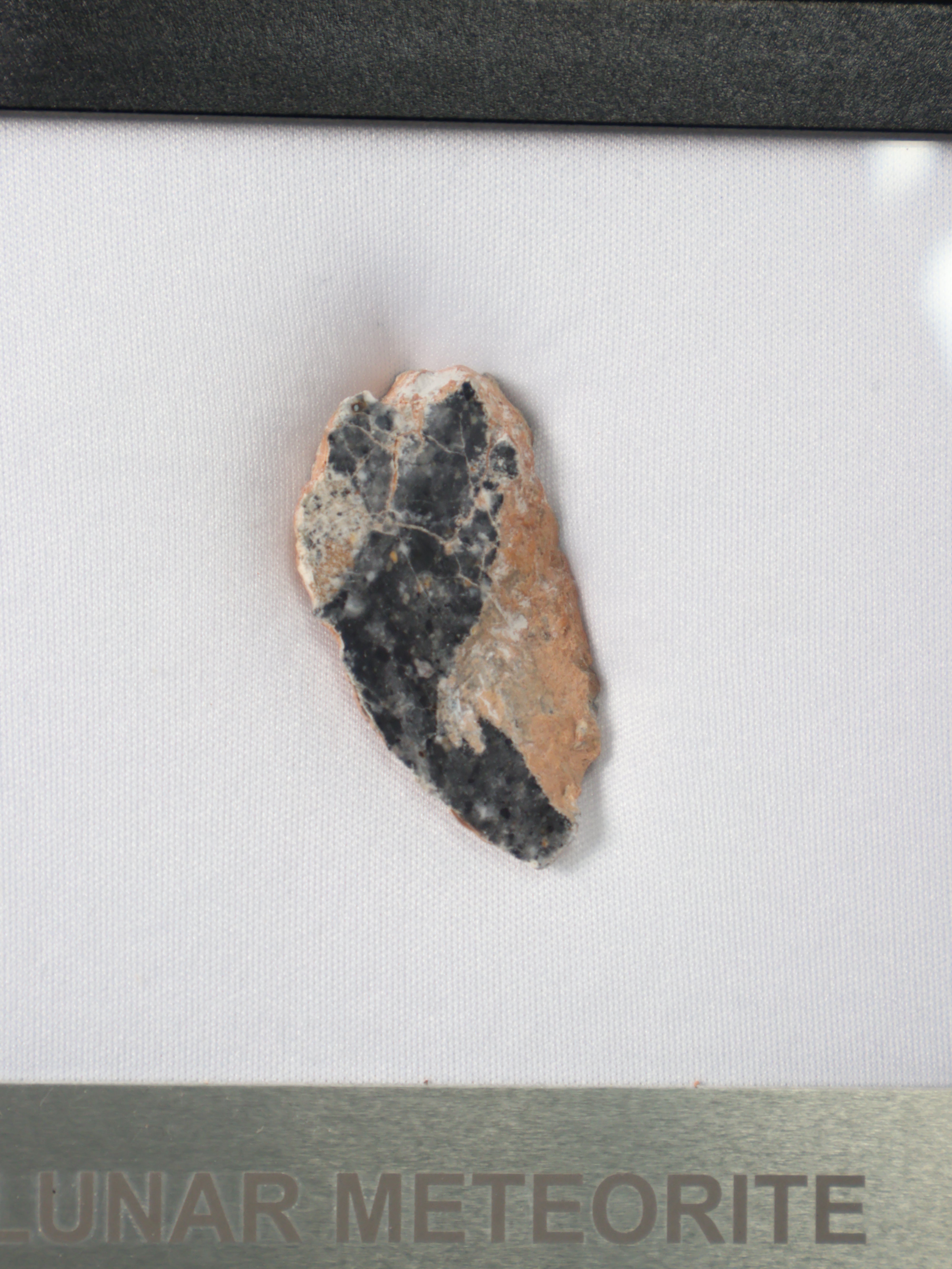 Lunar meteorite, Bechar 003, Algeria. 9,18 grams end-cut.