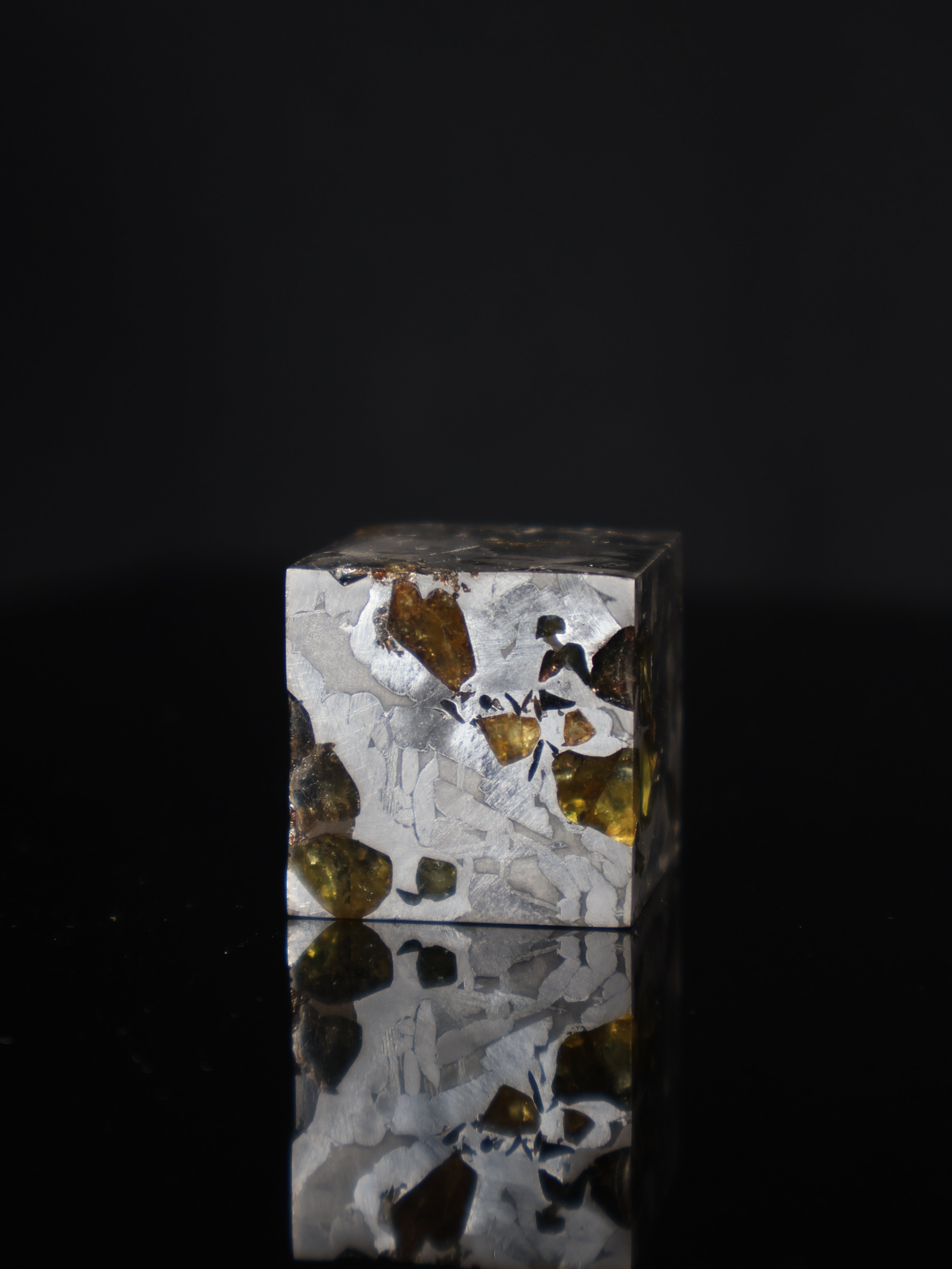 Seymchan meteorite cube, Pallasite from Russia.