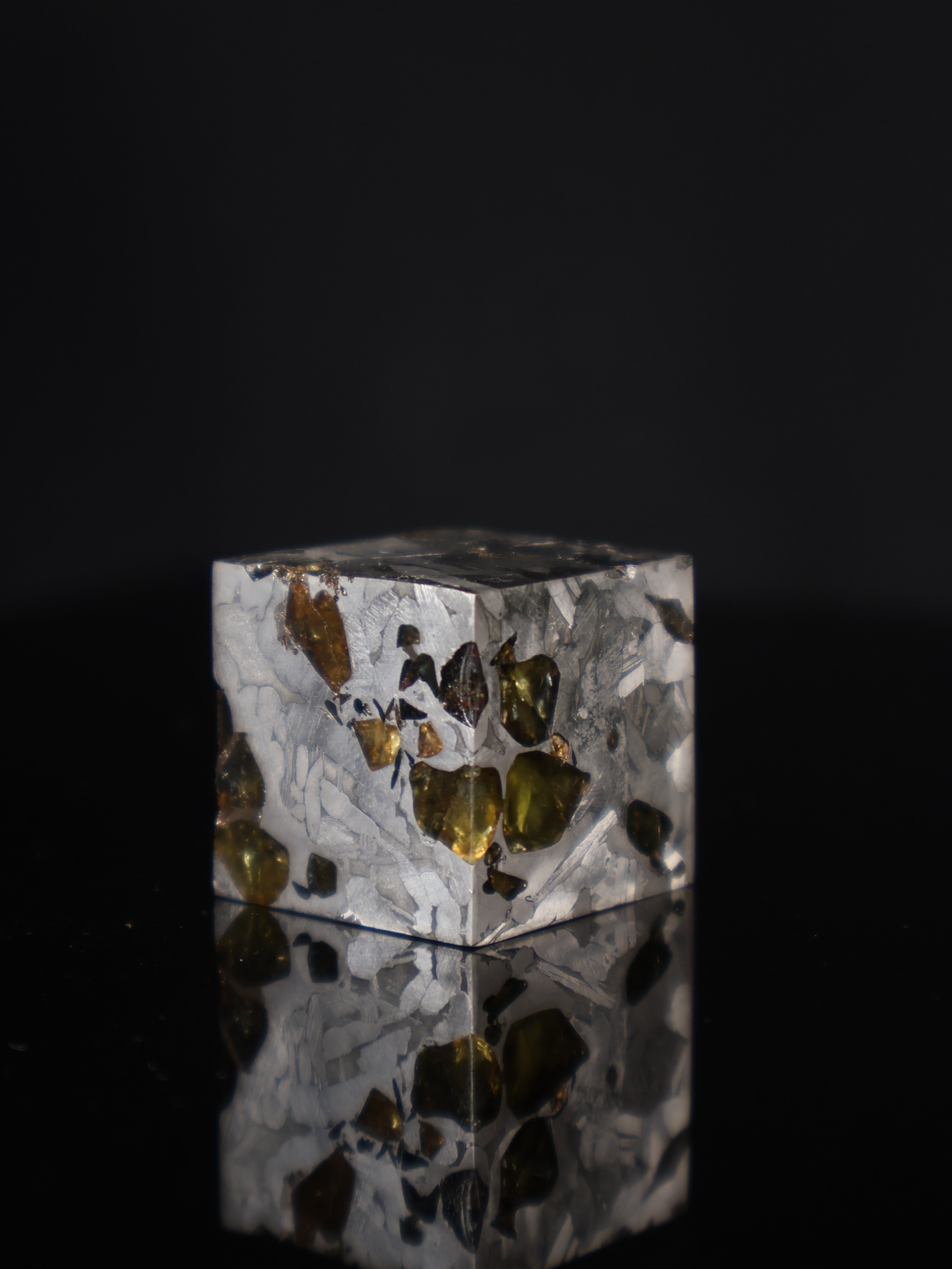 Seymchan meteorite cube, Pallasite from Russia.