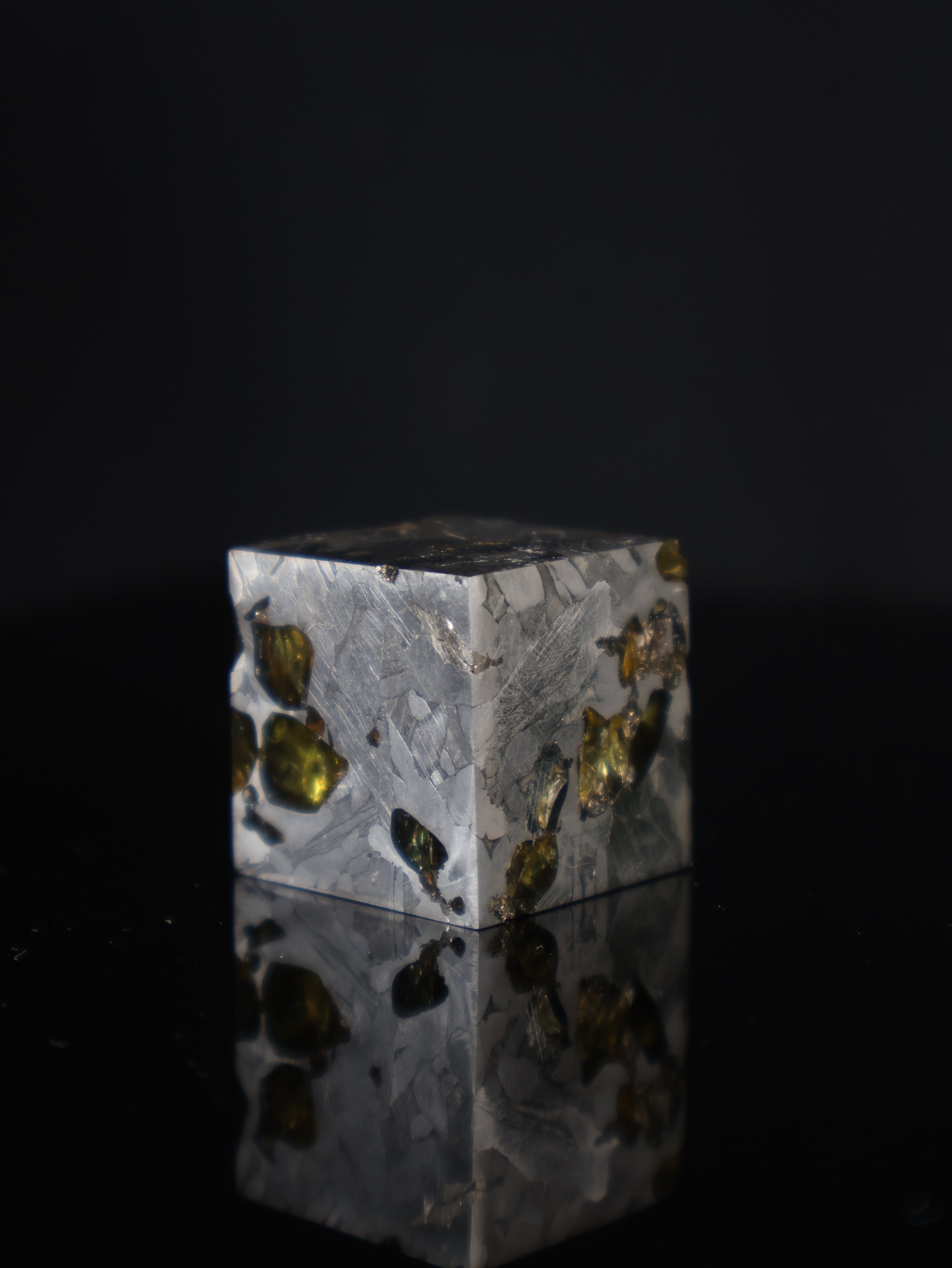 Seymchan meteorite cube, Pallasite from Russia.