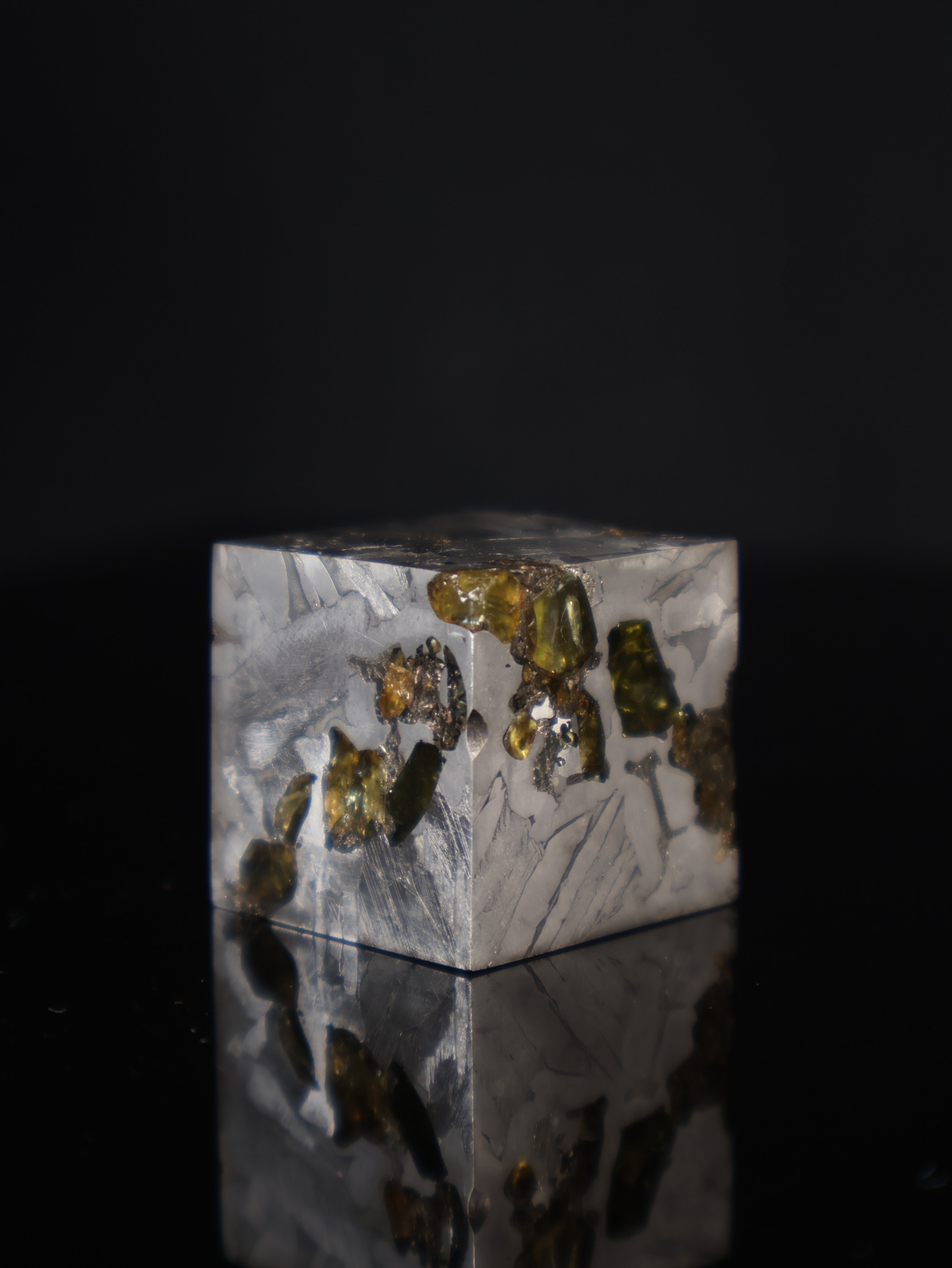 Seymchan meteorite cube, Pallasite from Russia.