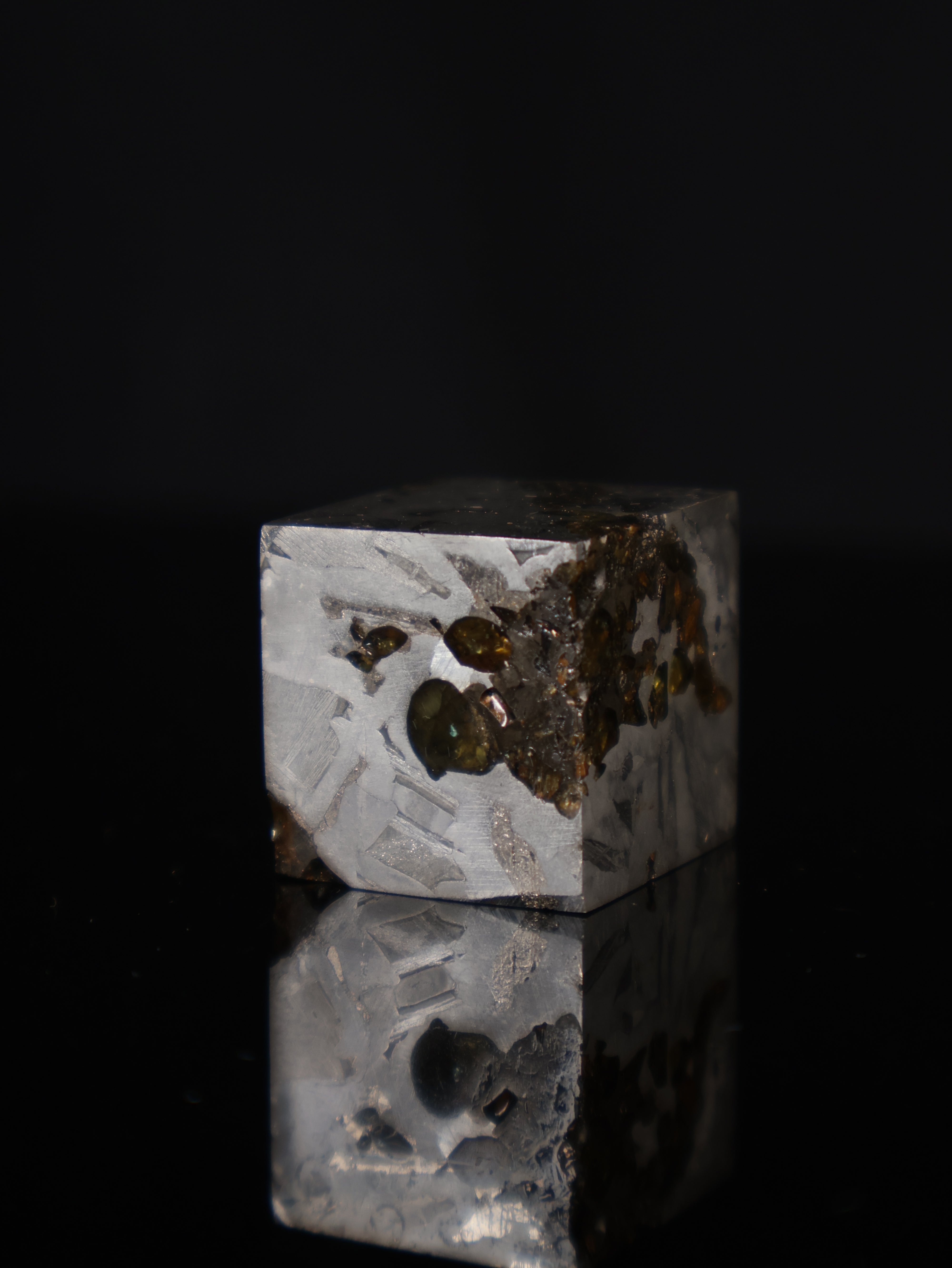 Seymchan meteorite cube, Pallasite from Russia.