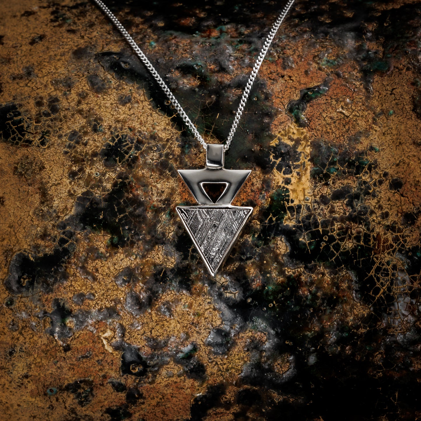 Geometric pendant of Muonionalusta meteorite