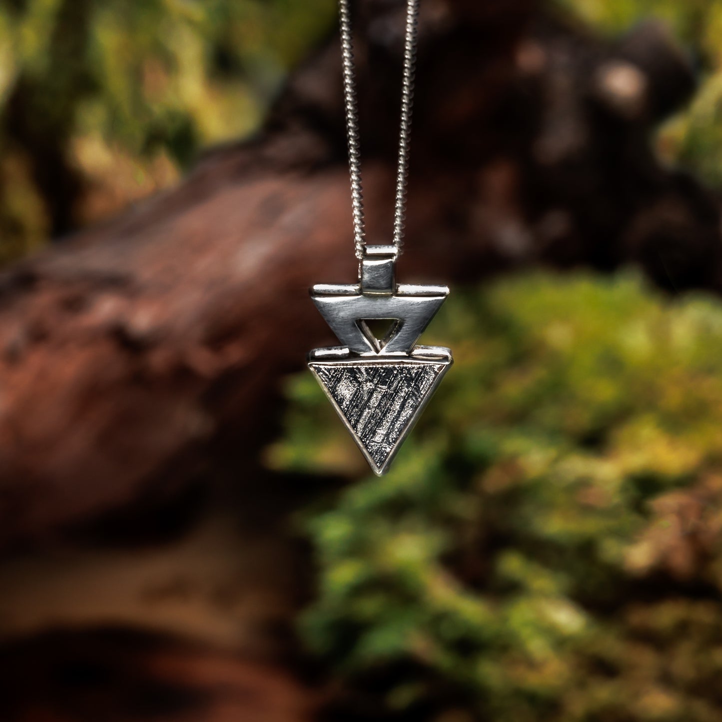 Geometric pendant of Muonionalusta meteorite