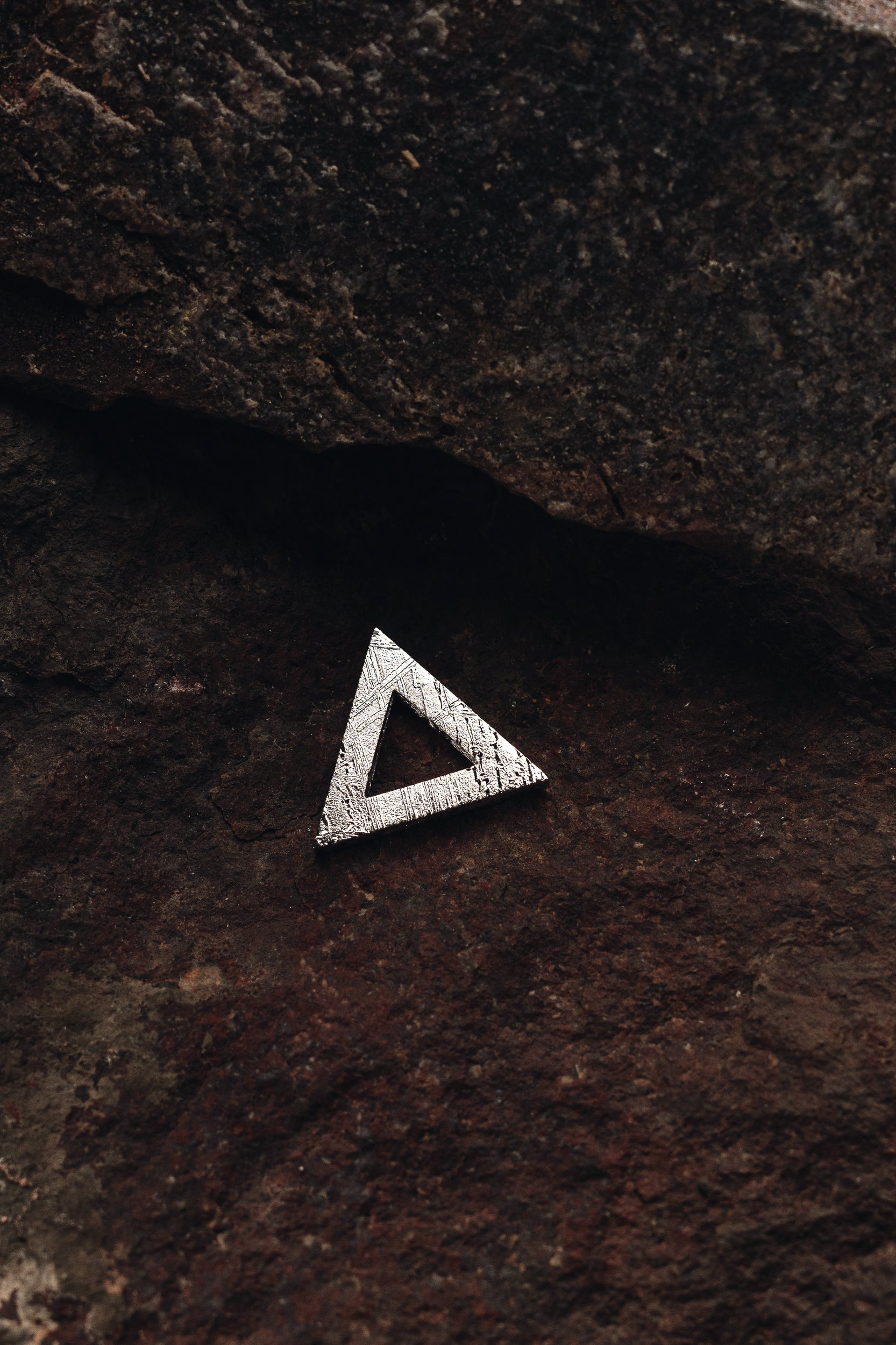 Muonionalusta meteorite triangle pendant