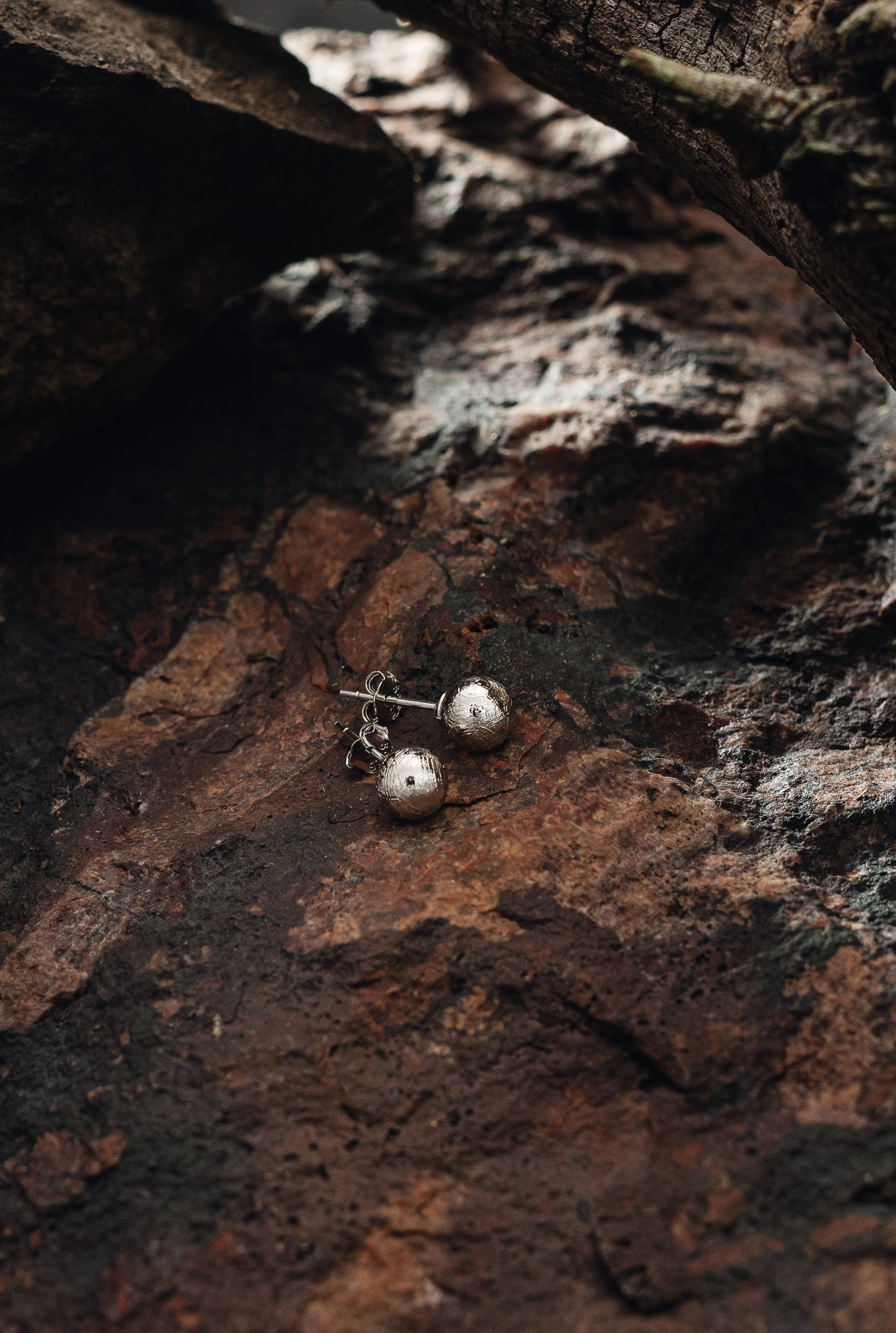 Muonionalusta meteorite bead earrings