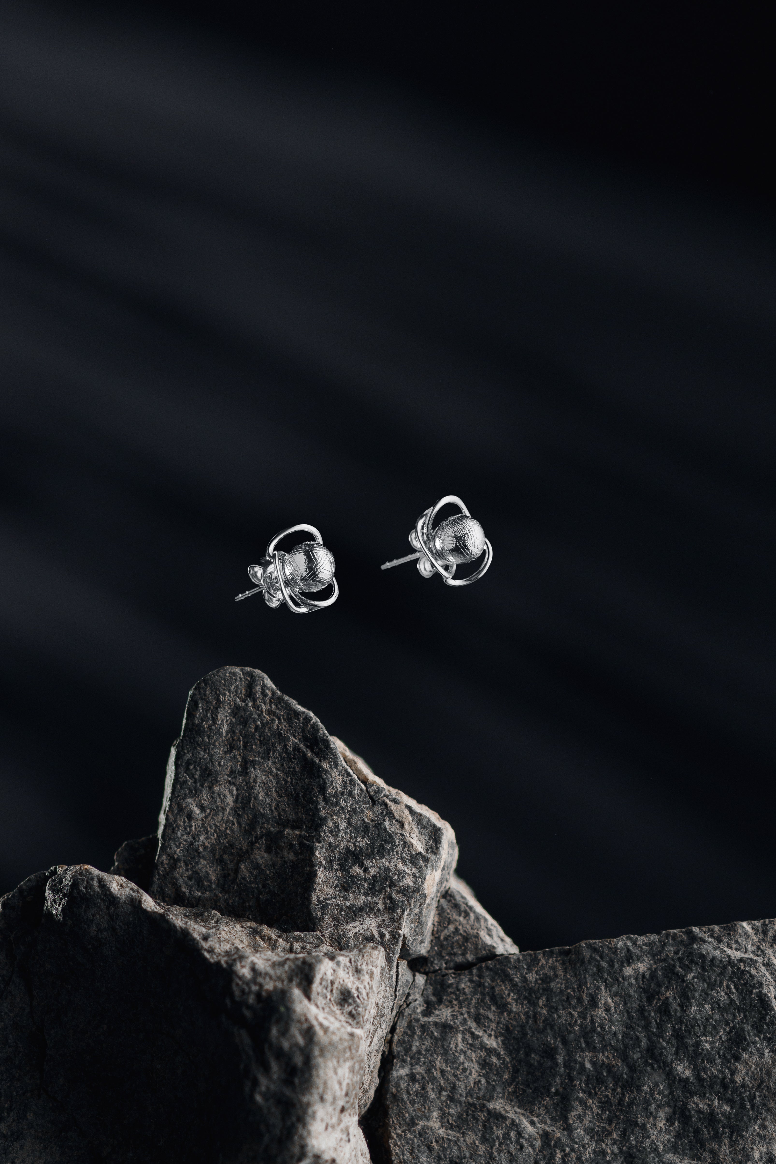 Muonionalusta meteorite Atom earrings