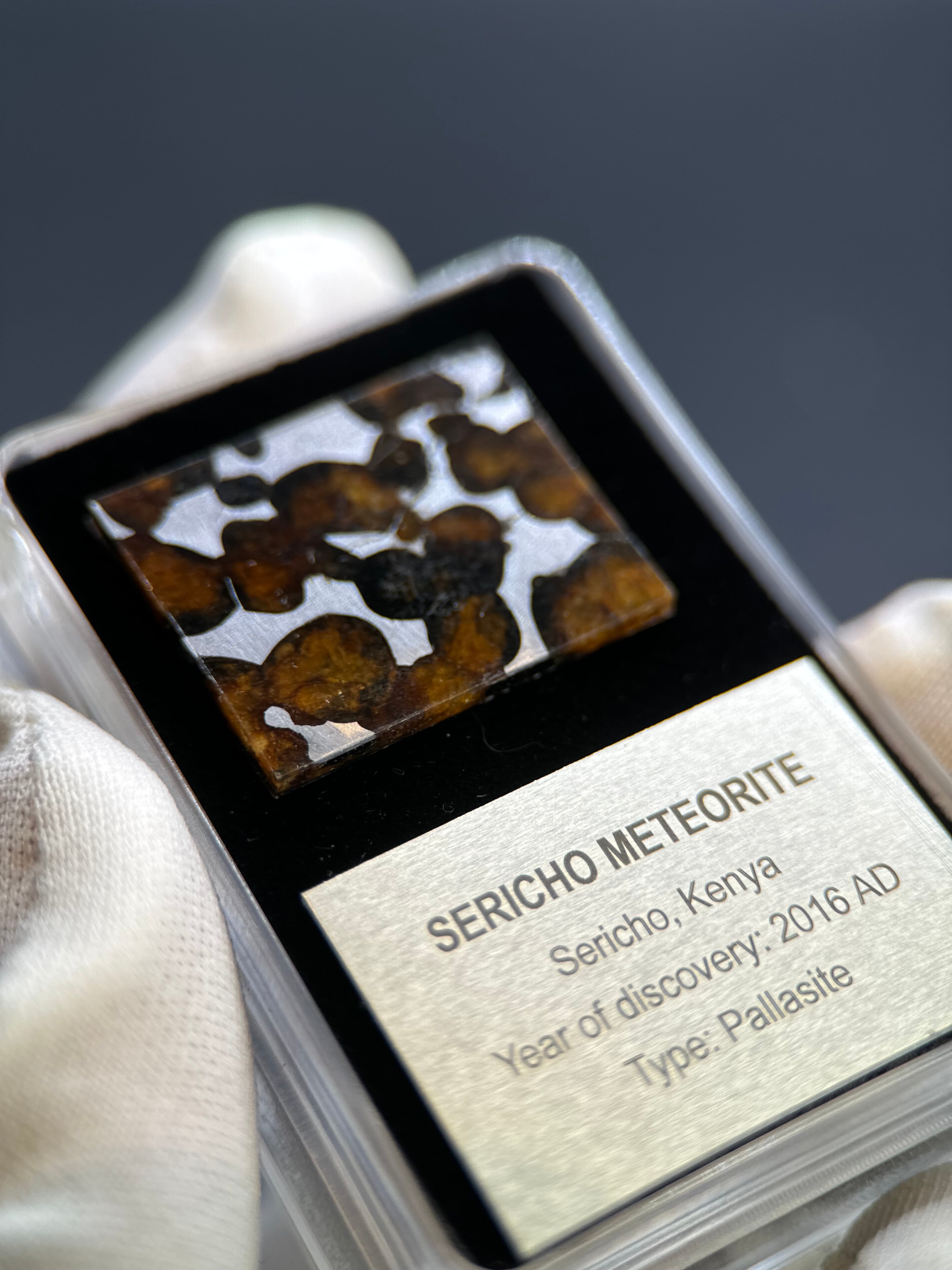 SERICHO METEORITE, KENYA. DISPLAY BOX. 4,6 GRAMS.
