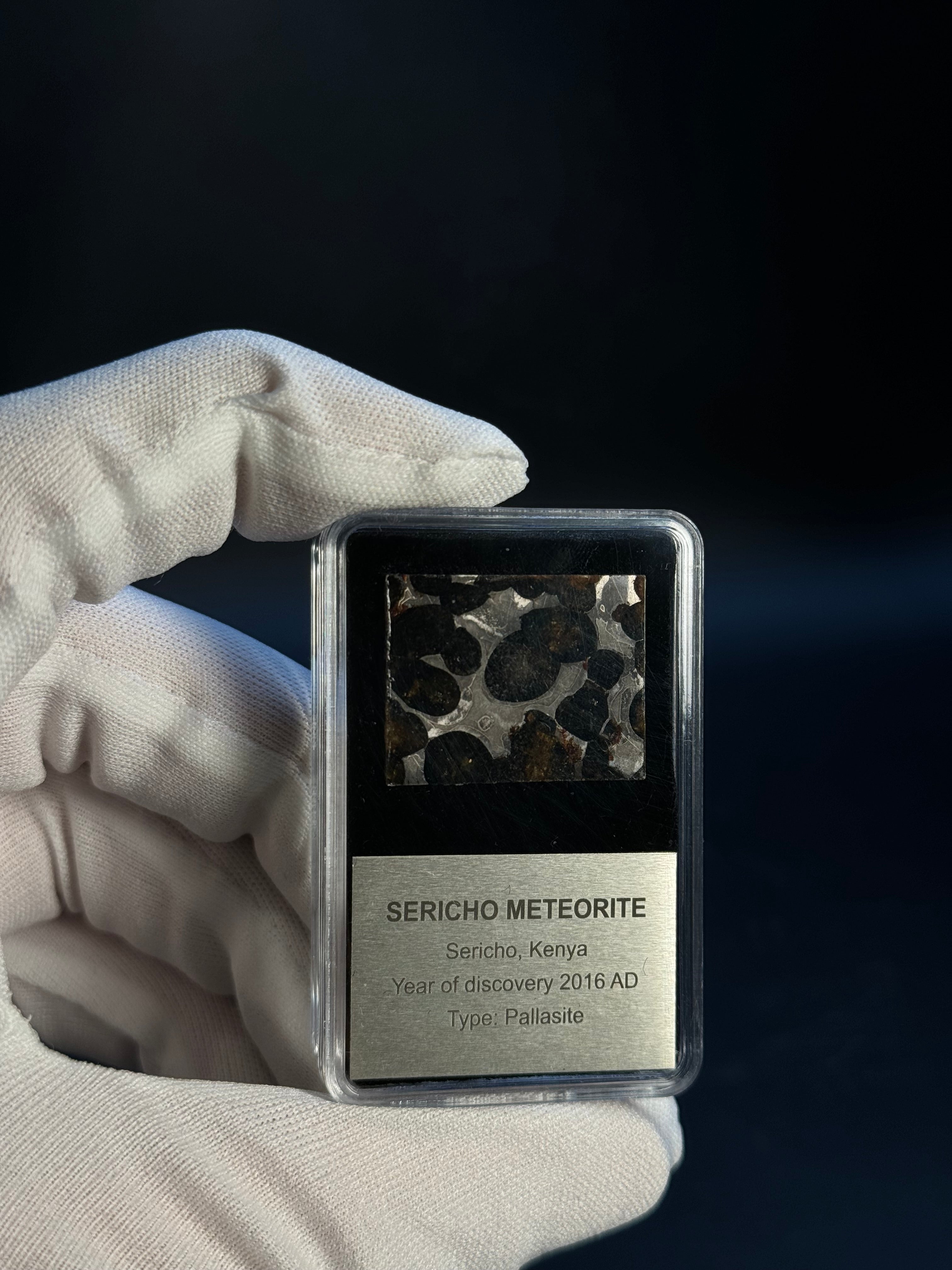 SERICHO METEORITE, KENYA. DISPLAY BOX. 4,7 GRAMS.