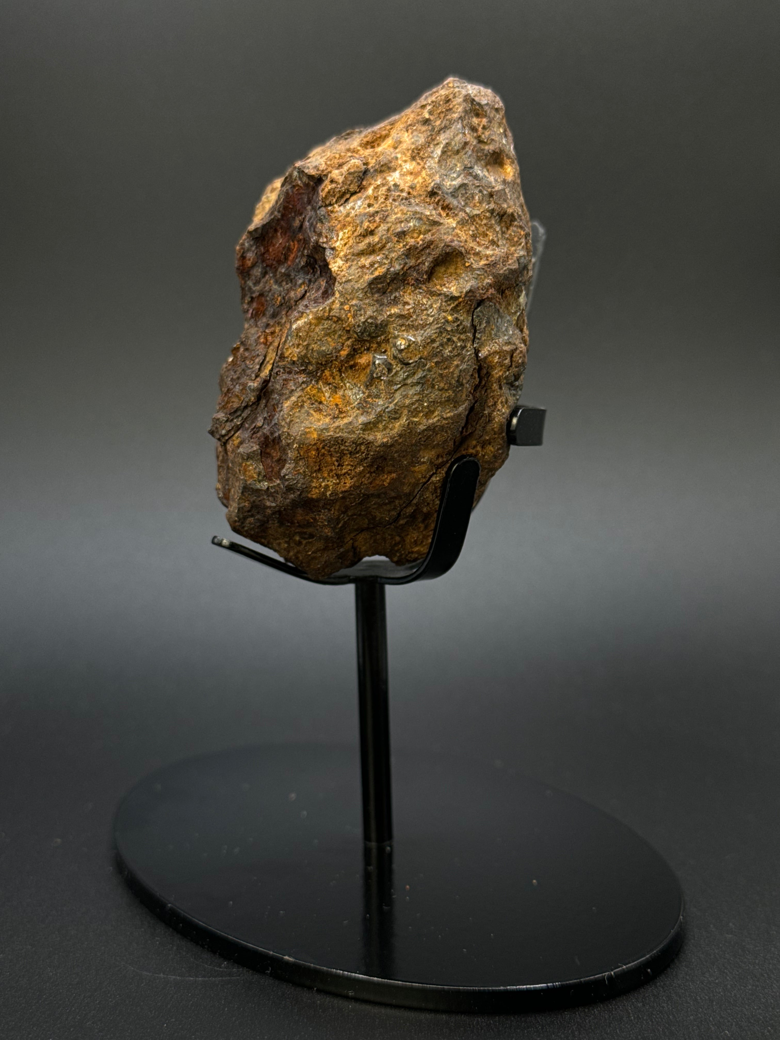 FULL SERICHO METEORITE FROM KENYA. WEIGHT: 335 GRAMS.