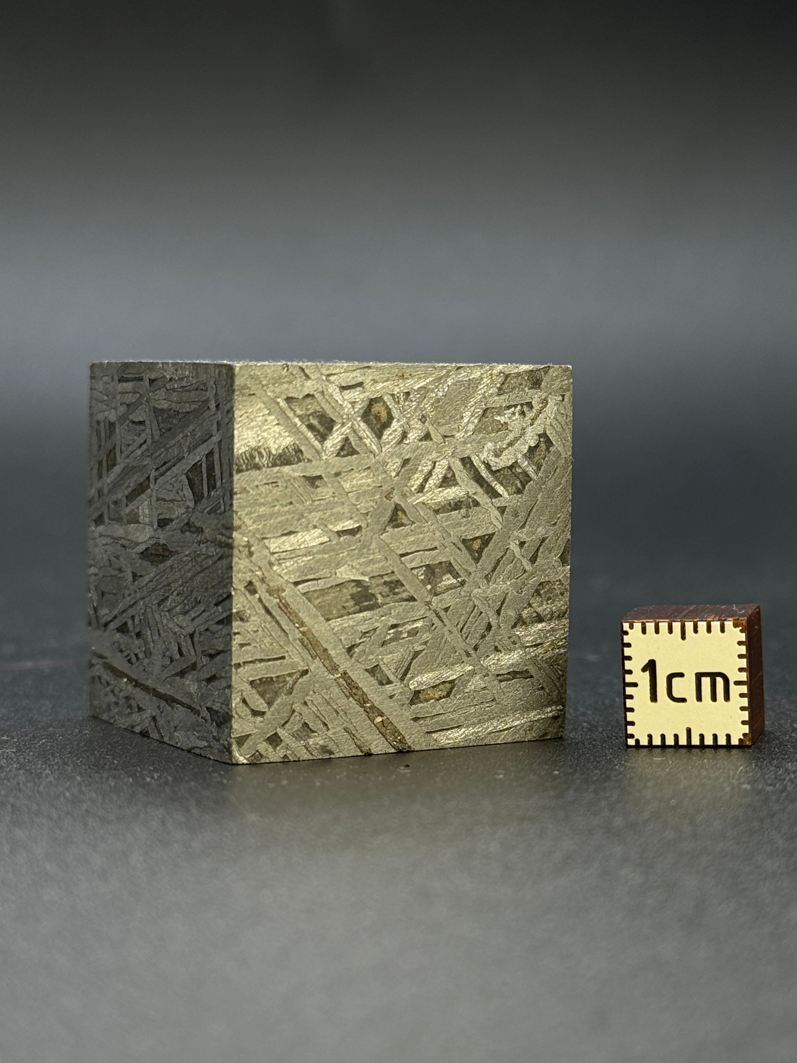 ALETAI, GOBI DESERT, CHINA. 190 GRAMS CUBE.