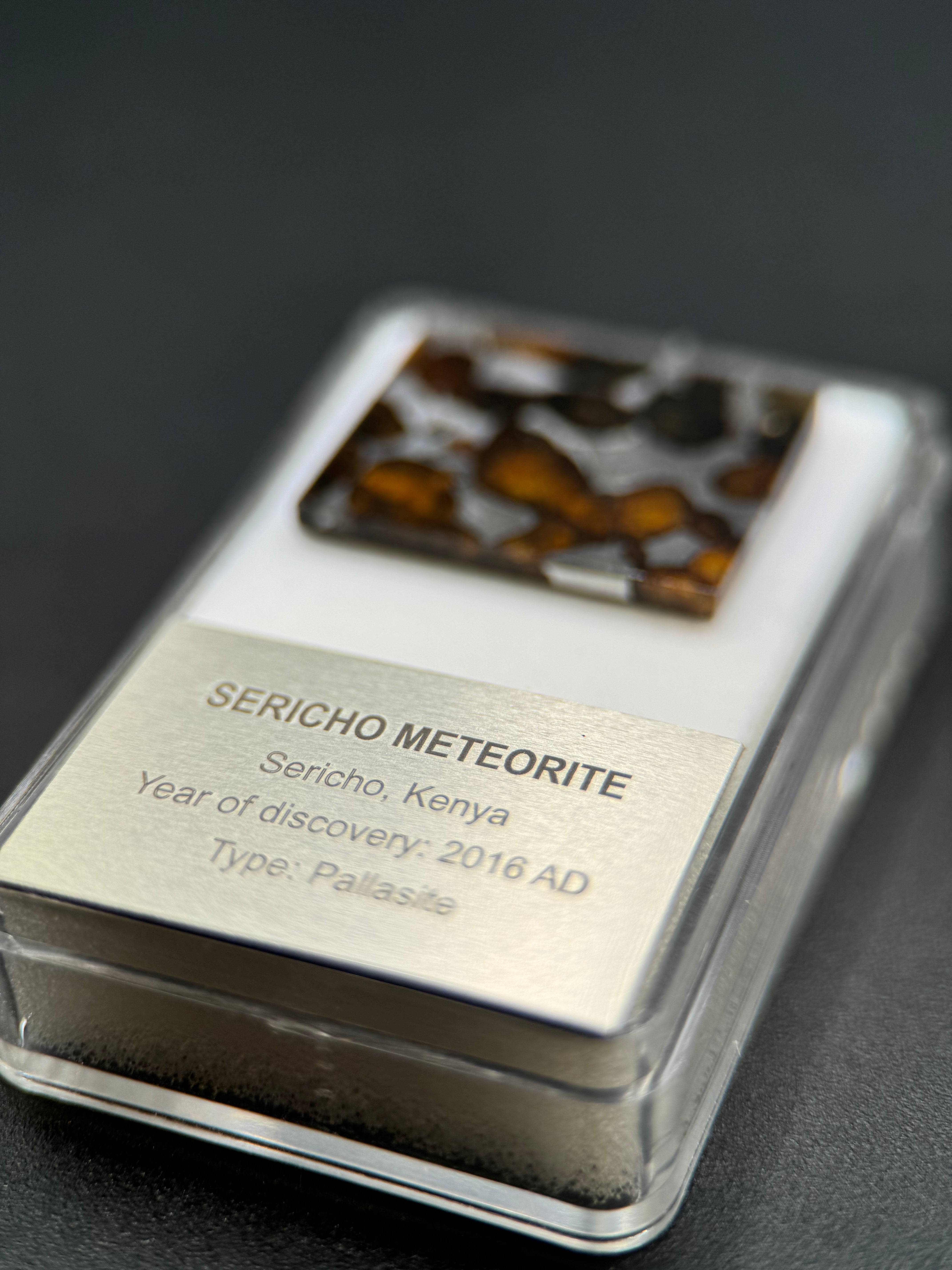 SERICHO METEORITE, KENYA. DISPLAY BOX. 4,7 GRAMS.