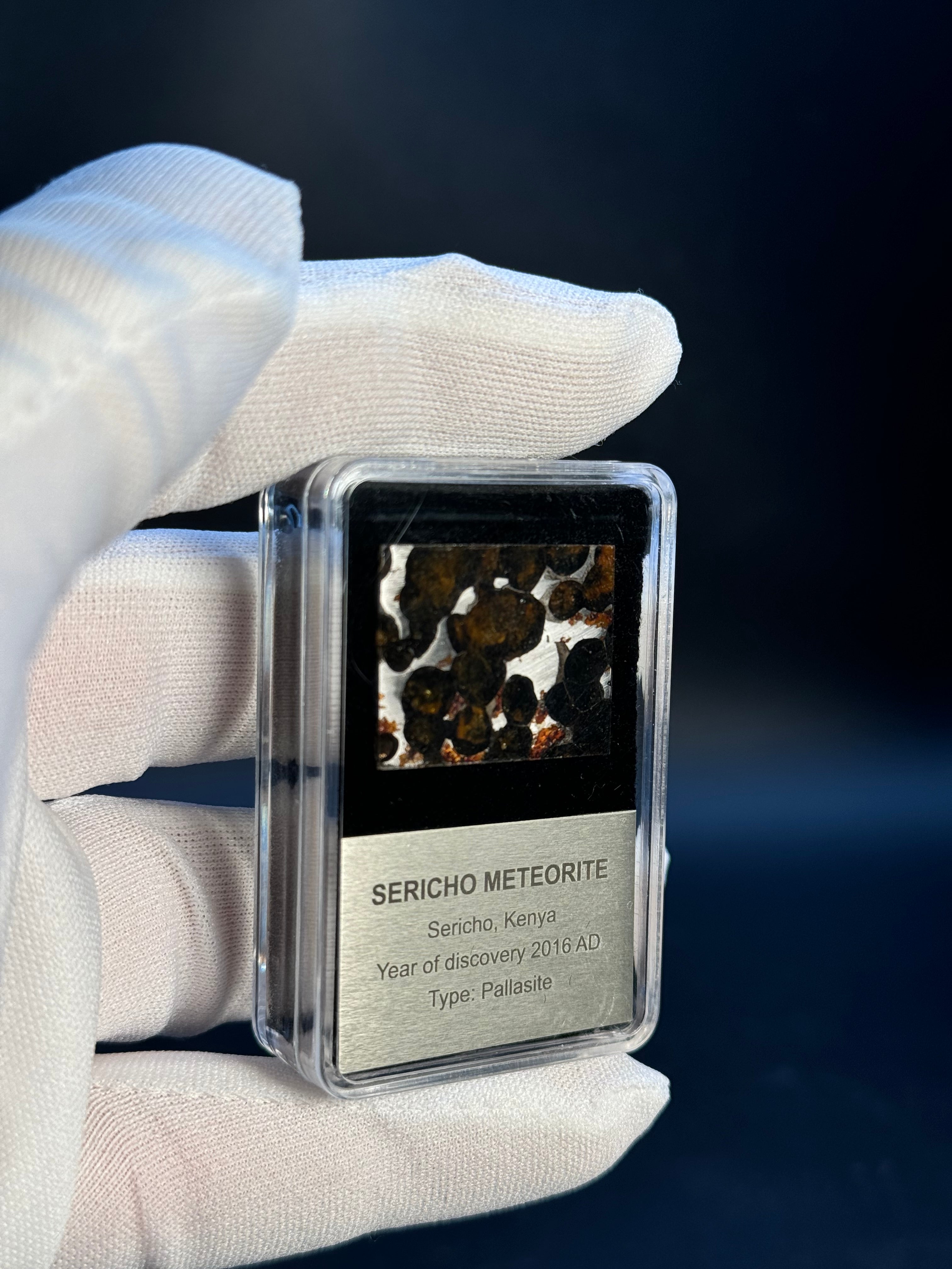 SERICHO METEORITE, KENYA. DISPLAY BOX. 3,7 GRAMS.