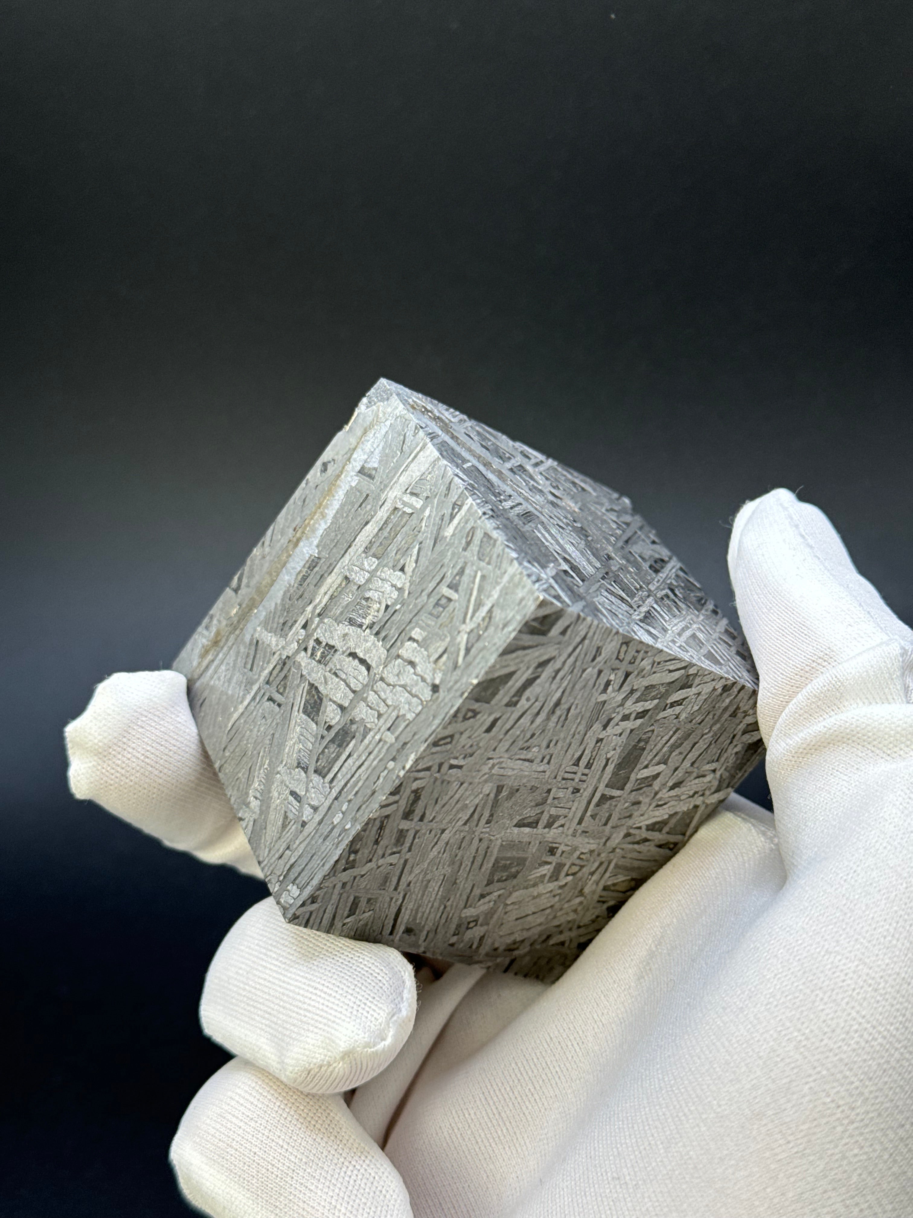 ALETAI, GOBI DESERT, CHINA. 996 GRAMS CUBE.