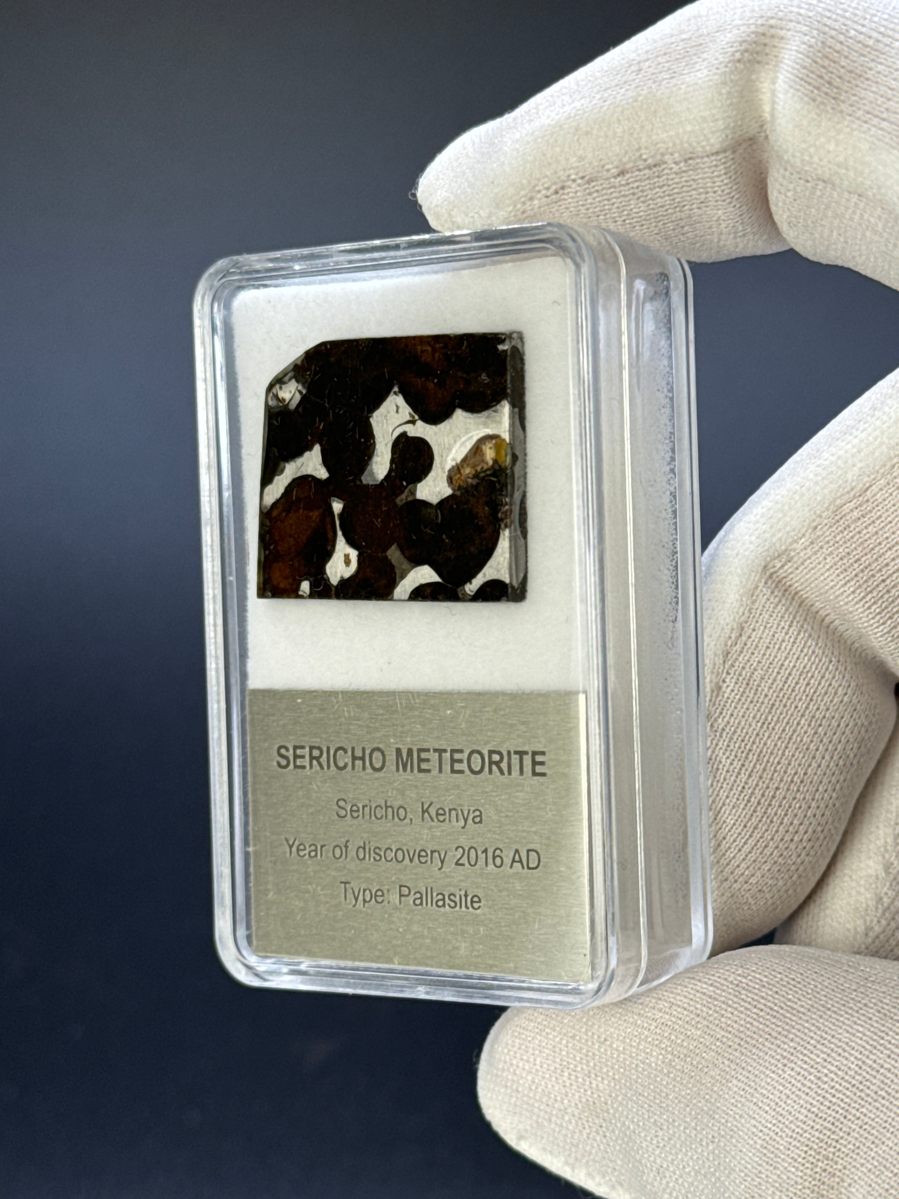 SERICHO METEORITE, KENYA. DISPLAY BOX. 4,5 GRAMS.
