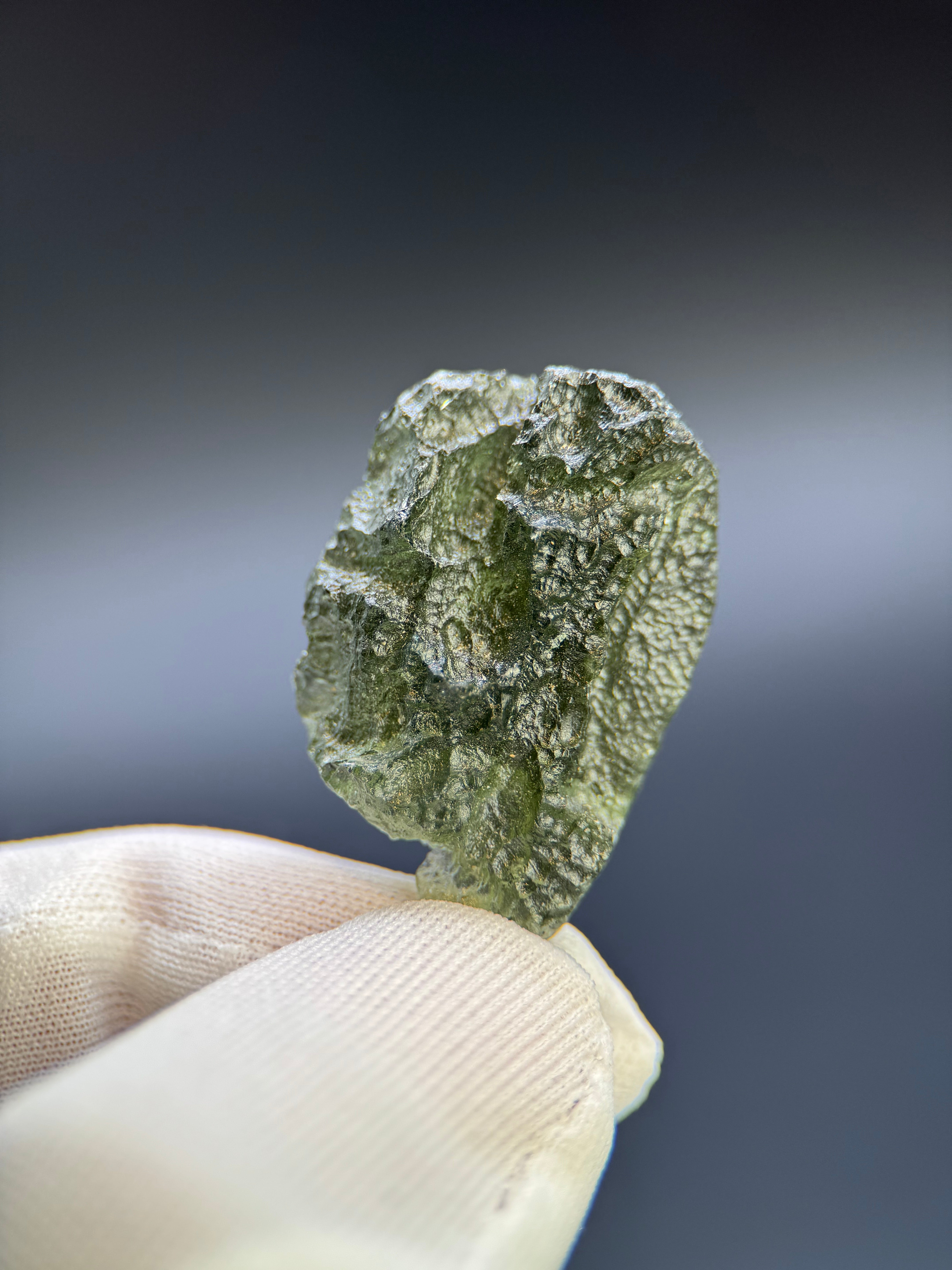 RAW MOLDAVITE, CZECH REPUBLIC. 8,52 GRAMS.