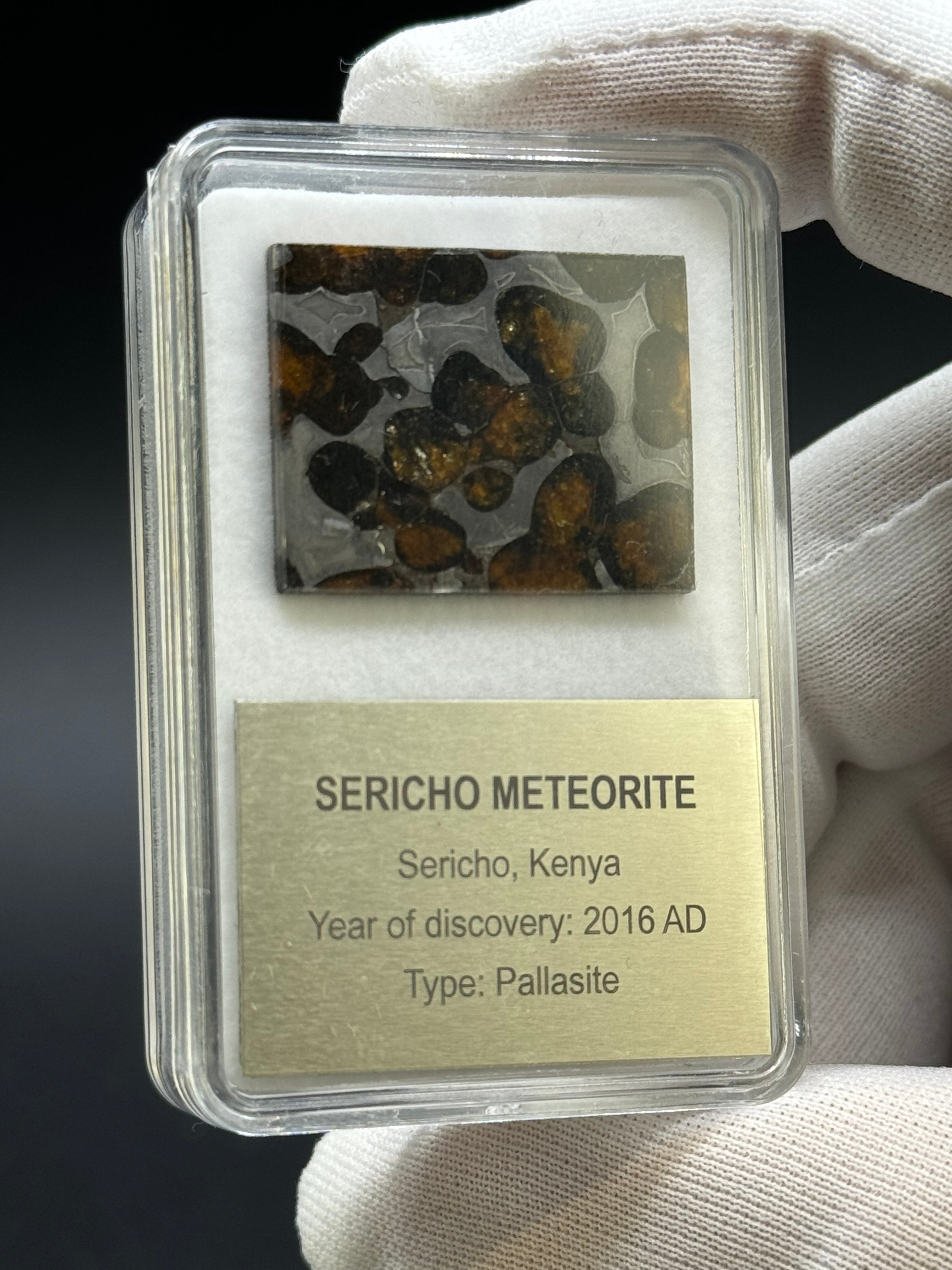 SERICHO METEORITE, KENYA. DISPLAY BOX. 4,4 GRAMS.