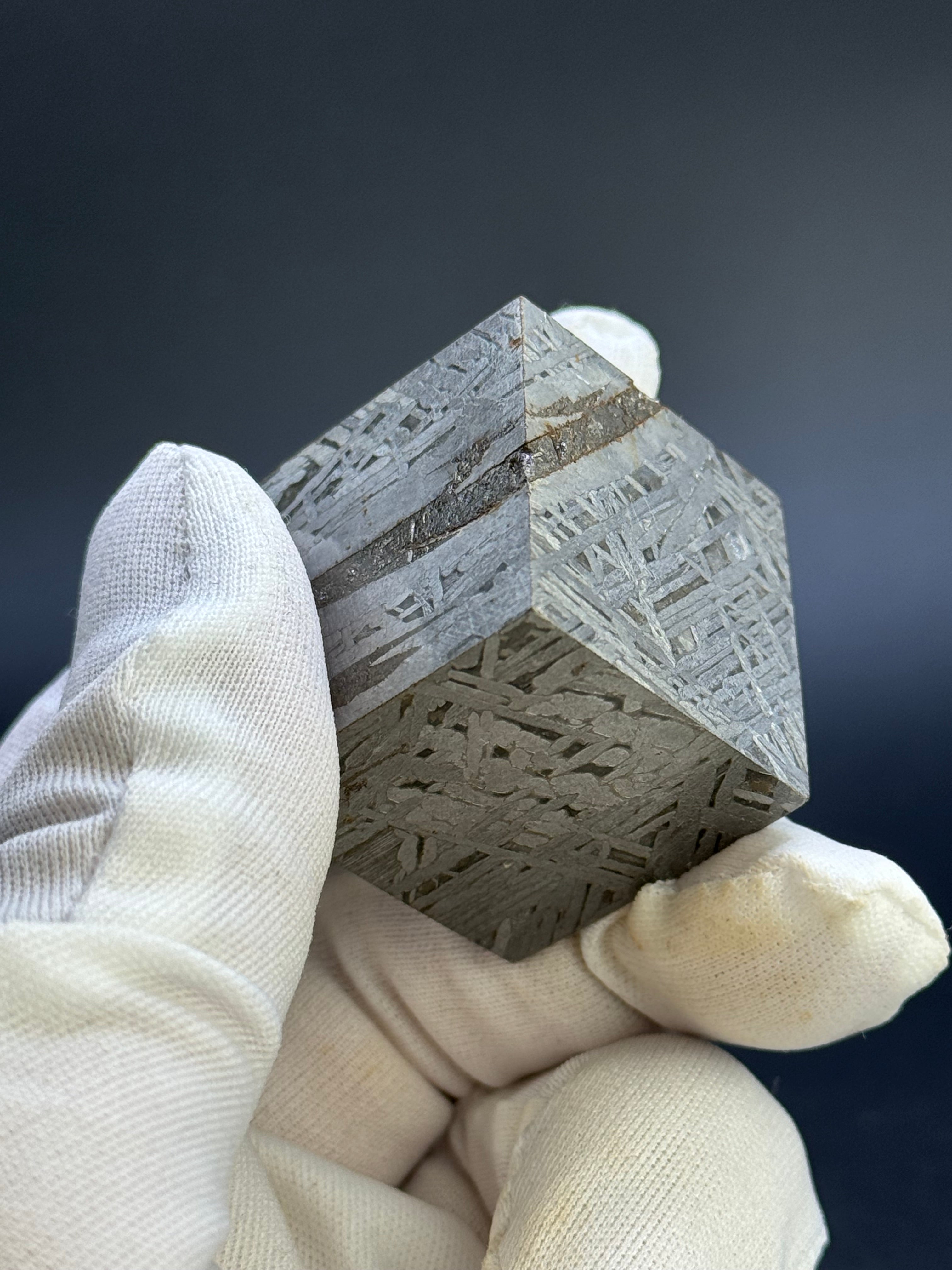 ALETAI, GOBI DESERT, CHINA. 194 GRAMS CUBE.