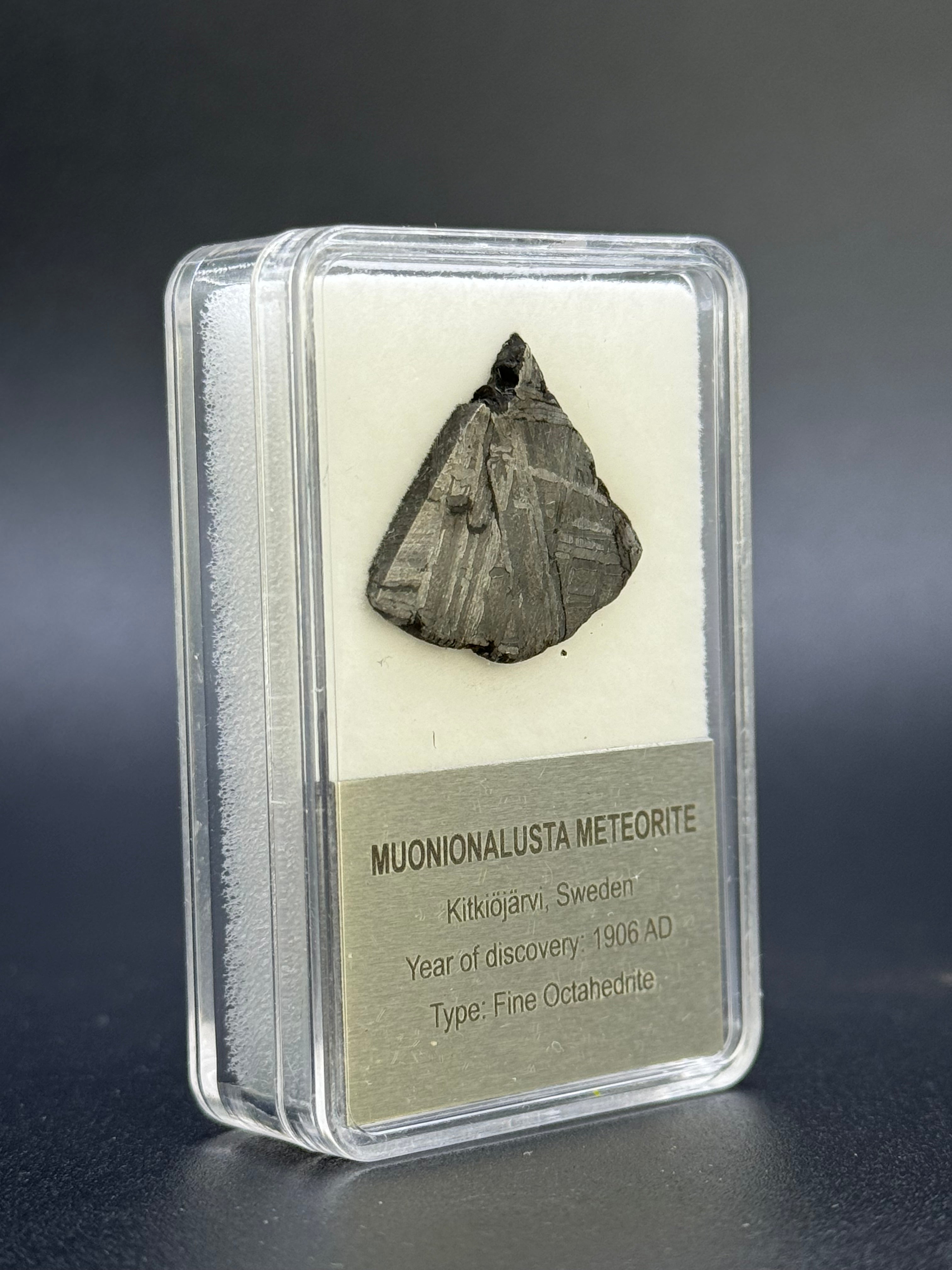 MUONIONALUSTA METEORITE, SWEDEN. DISPLAY BOX. 4,87 GRAMS.