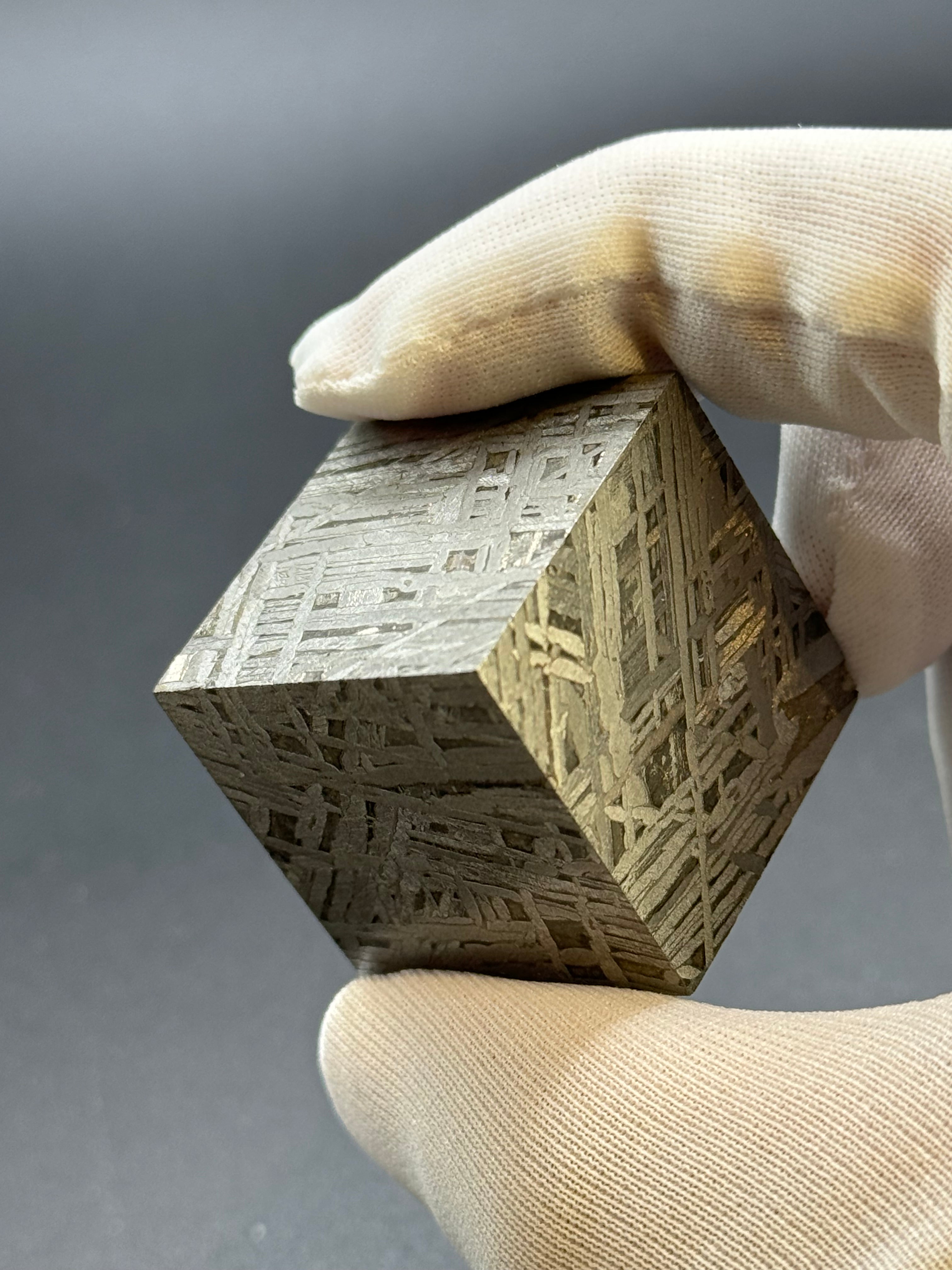 ALETAI, GOBI DESERT, CHINA. 190 GRAMS CUBE.