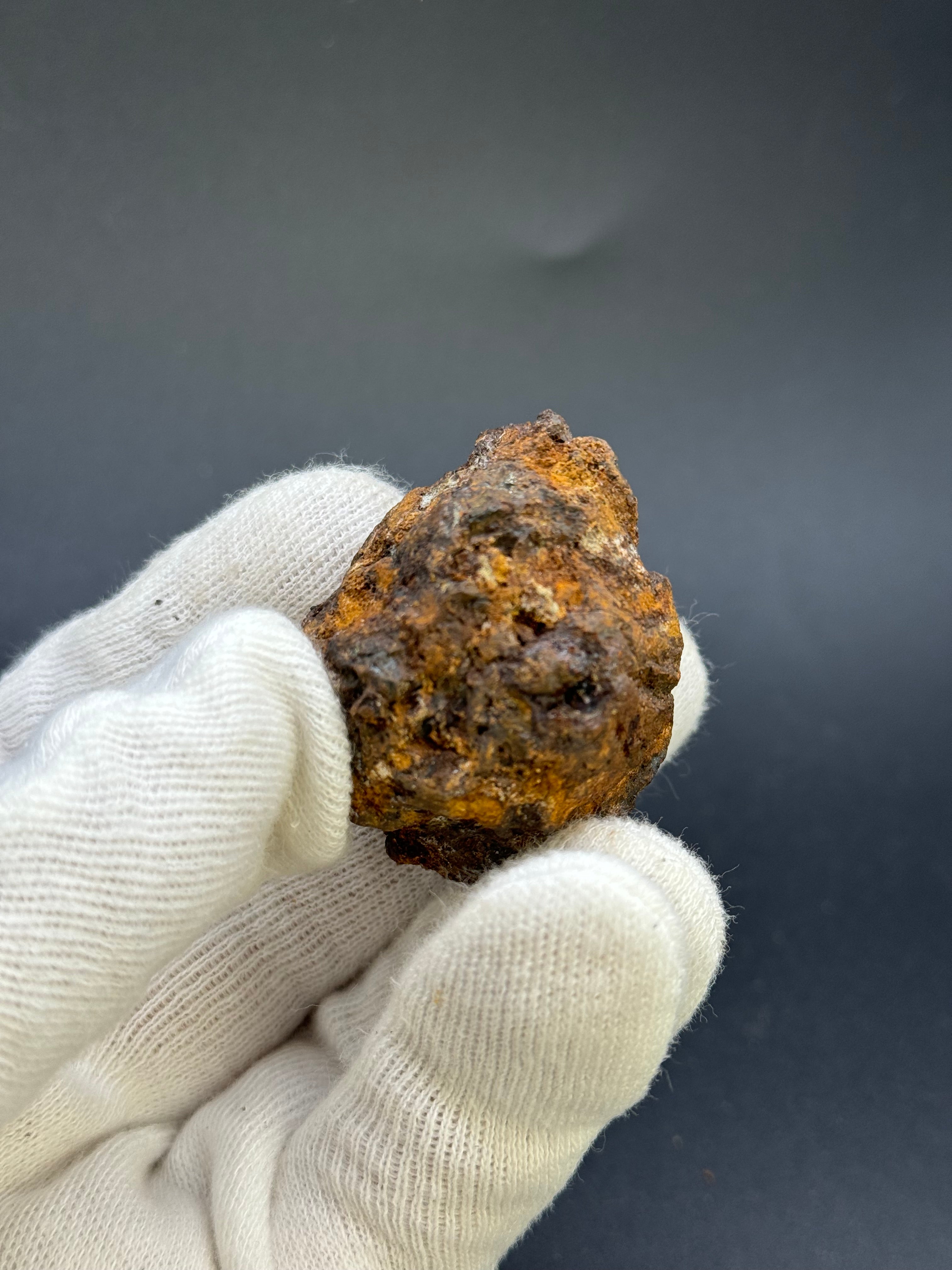 SERICHO PALLASITE METEORITE, KENYA. 107,25 GRAMS FULL METEORITE.