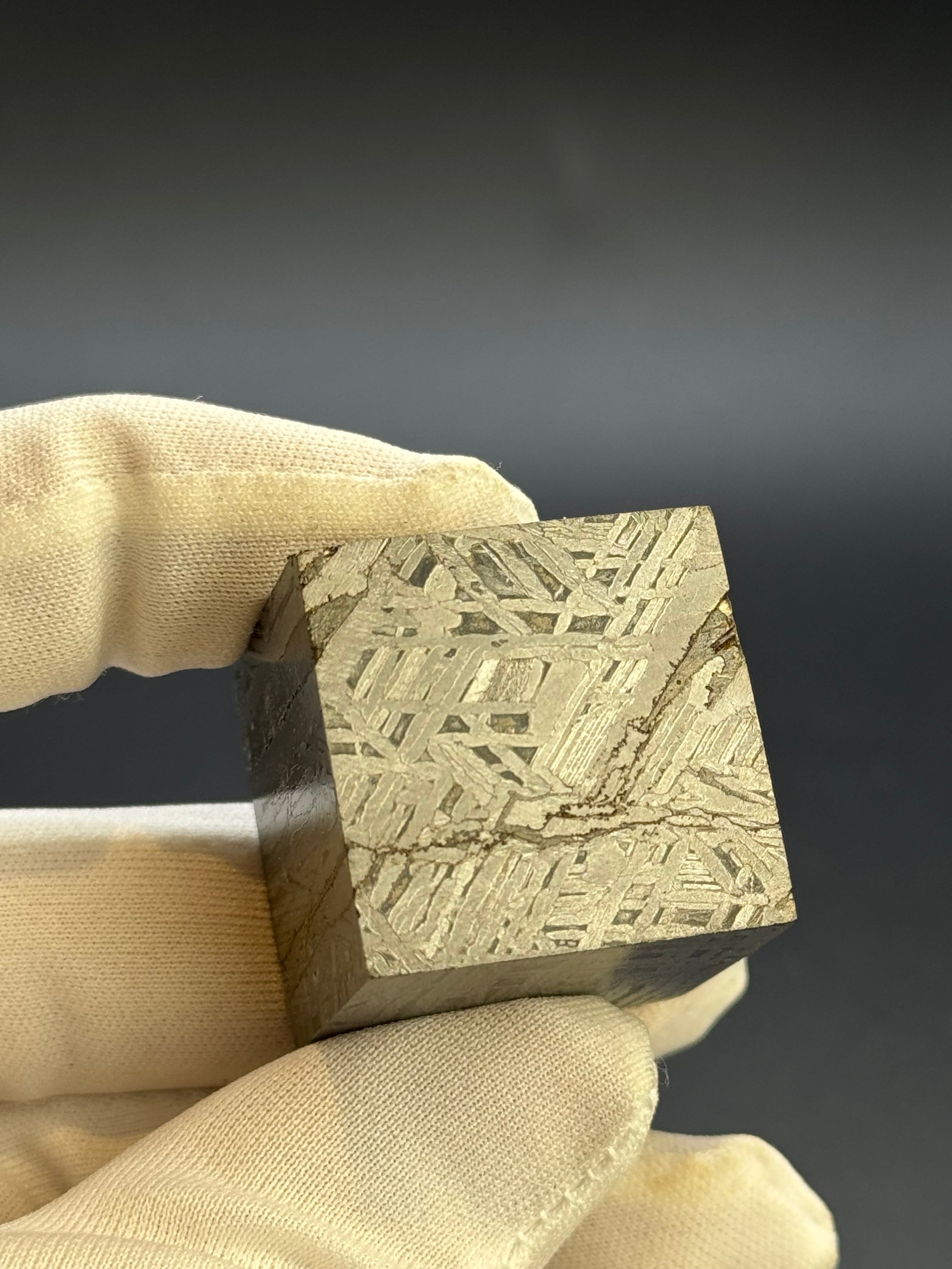 ALETAI, GOBI DESERT, CHINA. 190qGRAMS CUBE.