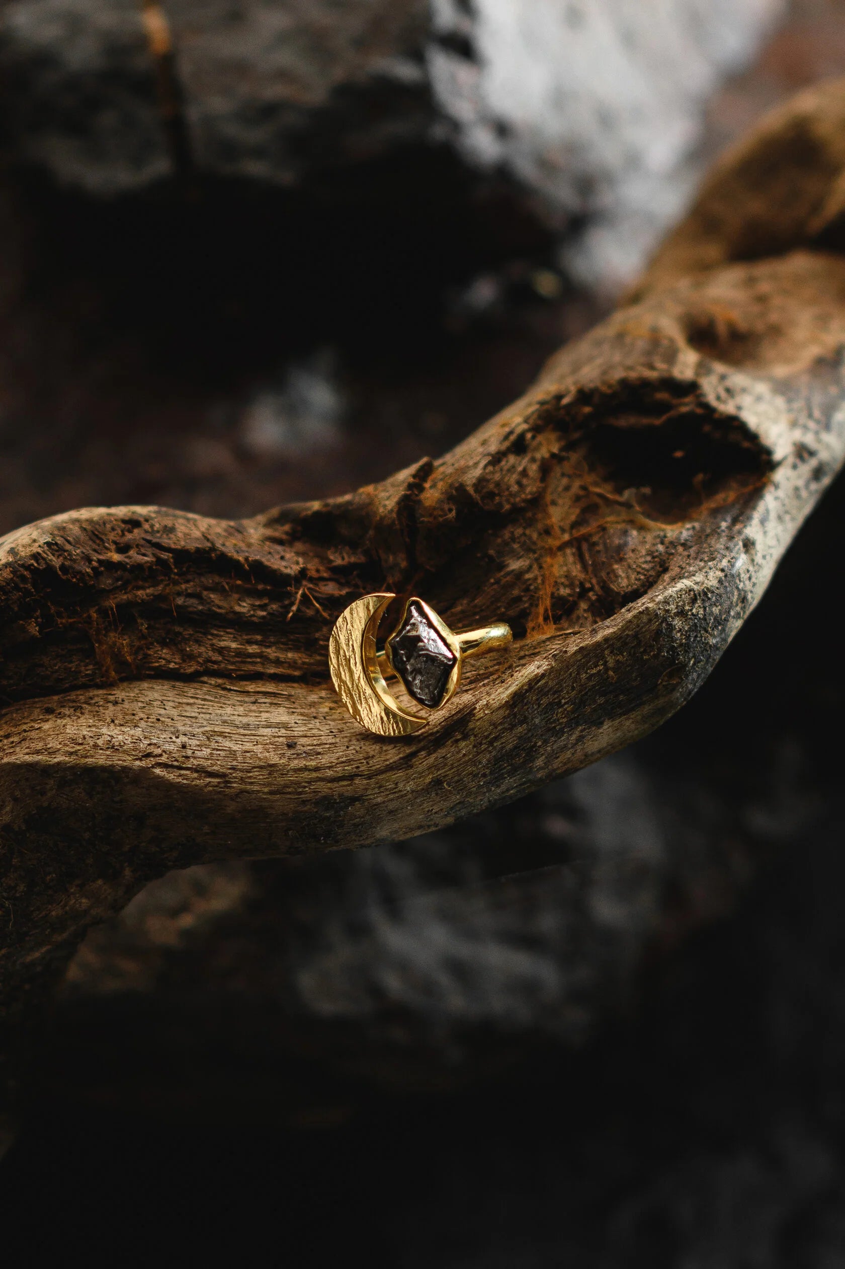 Moon ring with Campo del Cielo, plated in gold 18k
