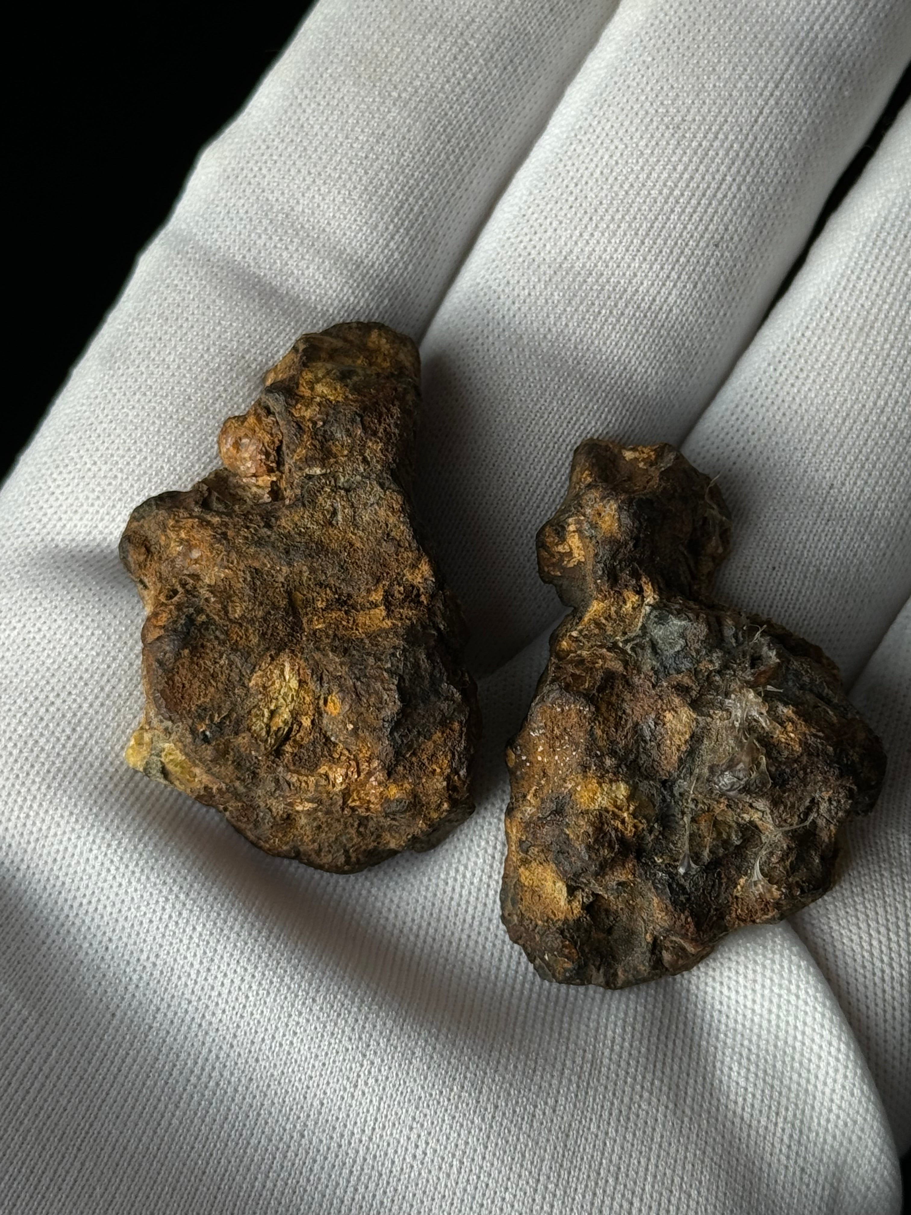 FULL SERICHO METEORITE FROM KENYA, IN TWO HALVES. TOTAL WEIGHT: 51,5 GRAMS.