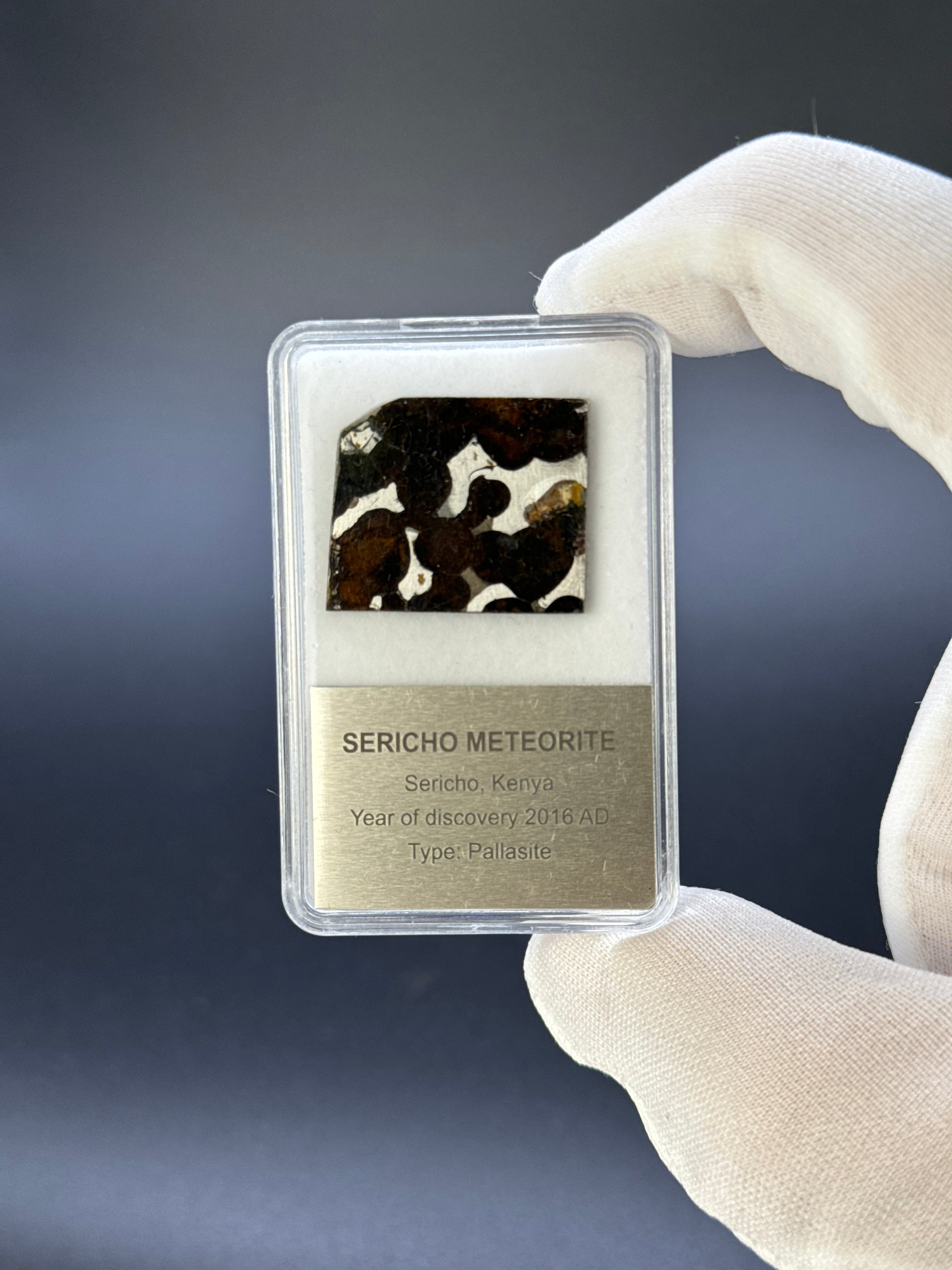 SERICHO METEORITE, KENYA. DISPLAY BOX. 4,5 GRAMS.