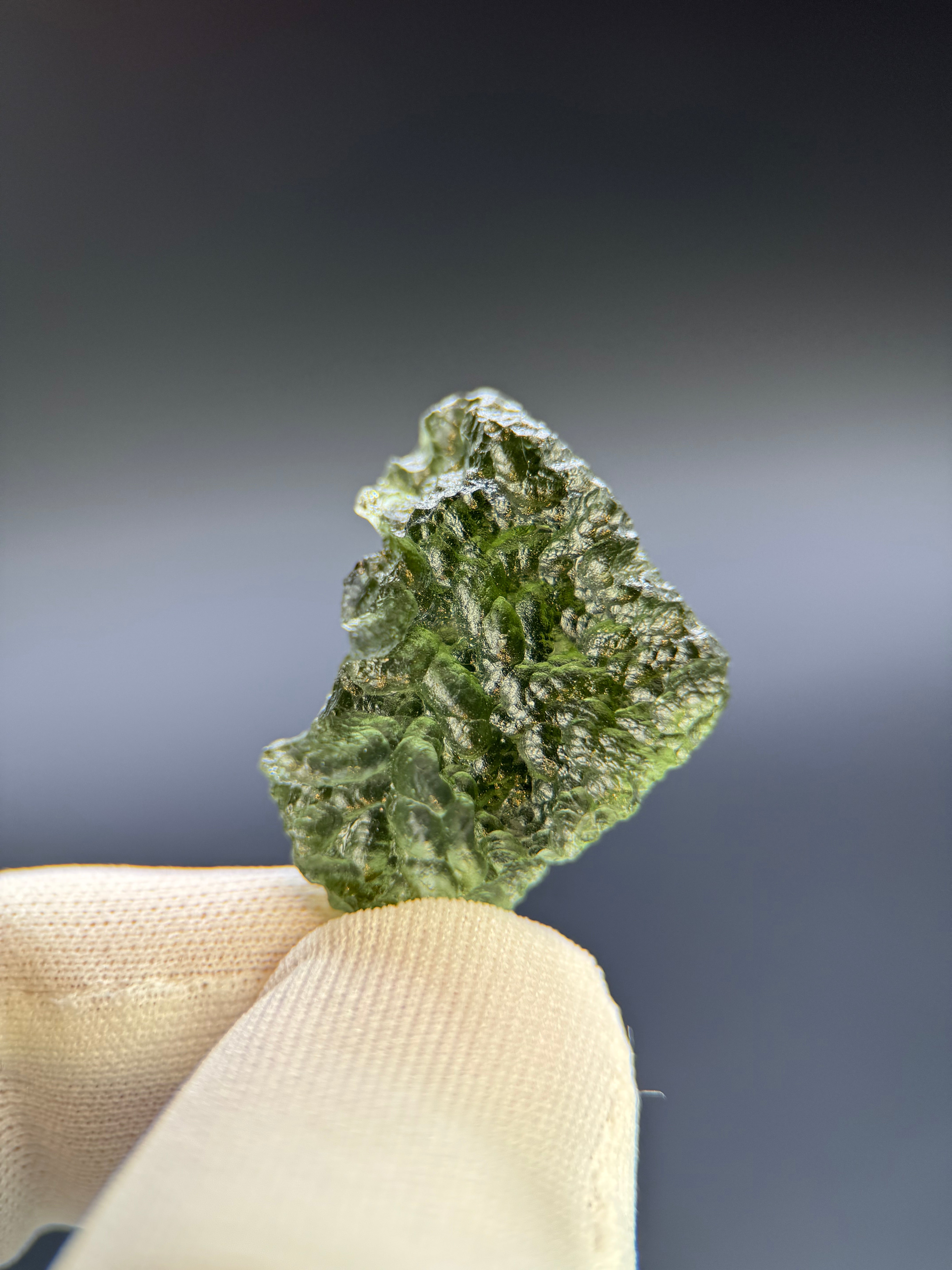 RAW MOLDAVITE, CZECH REPUBLIC. 5,64 GRAMS.