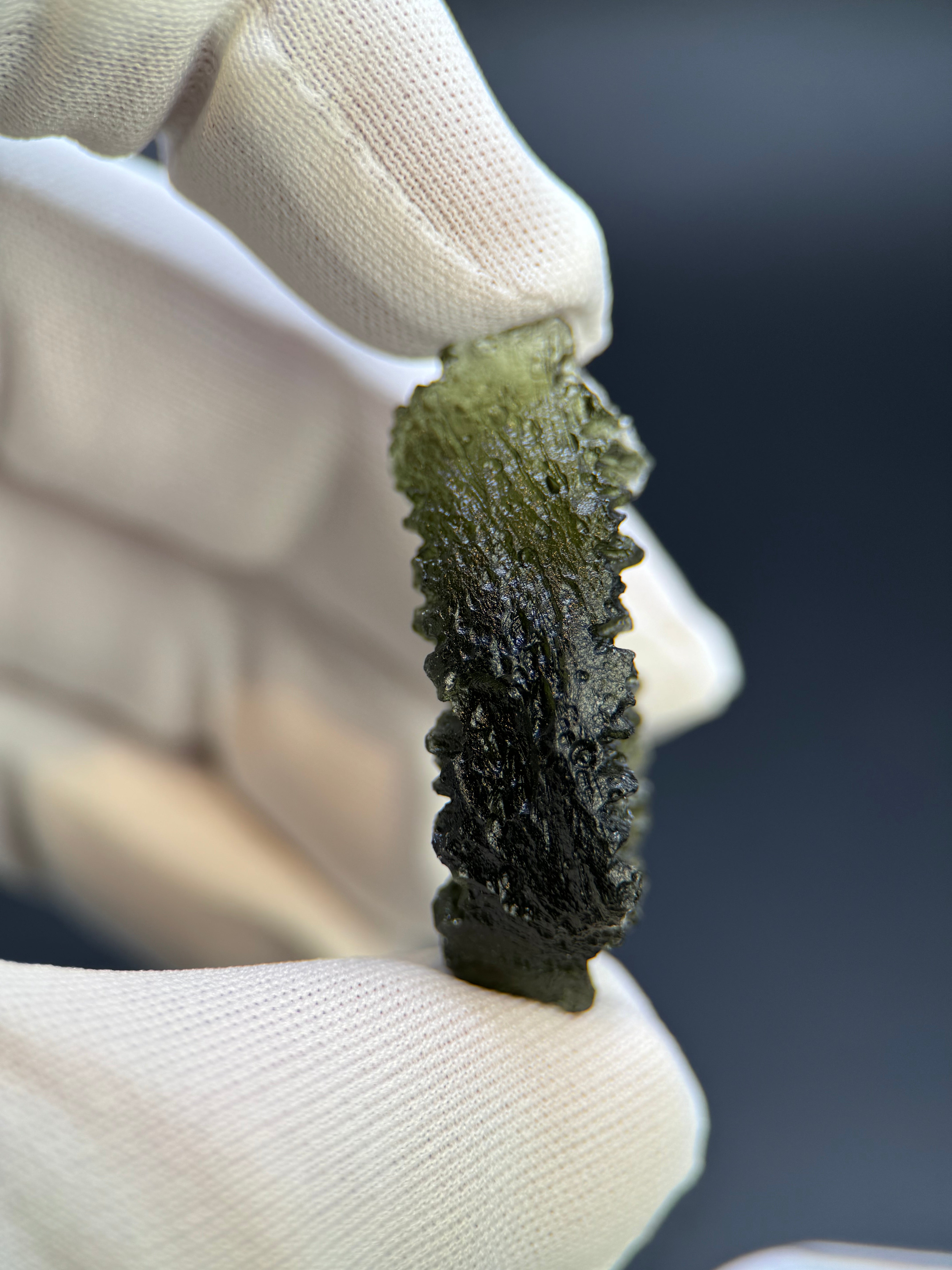 RAW MOLDAVITE, CZECH REPUBLIC. 9,13 GRAMS.