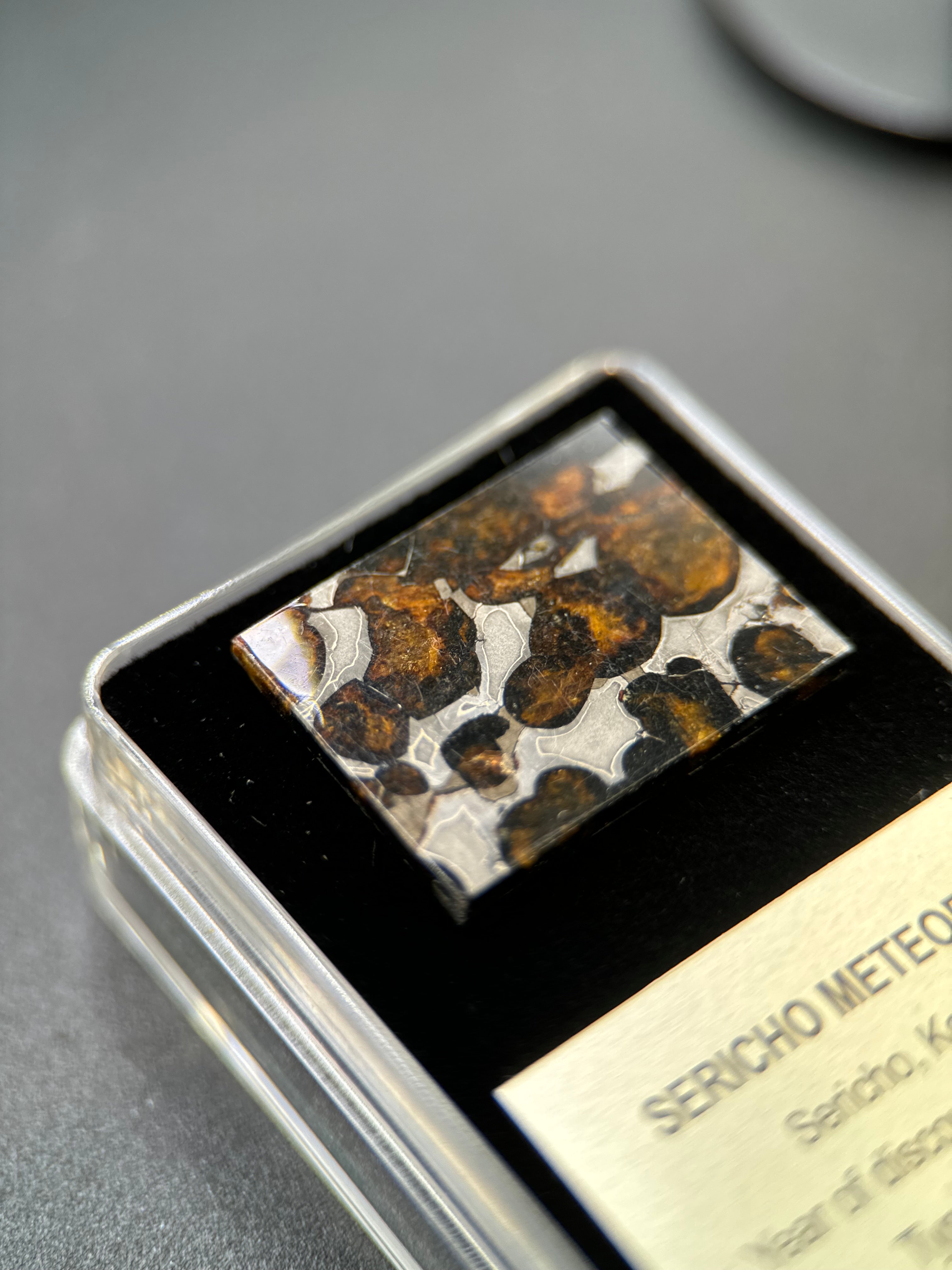 SERICHO METEORITE, KENYA. DISPLAY BOX. 4,4 GRAMS.
