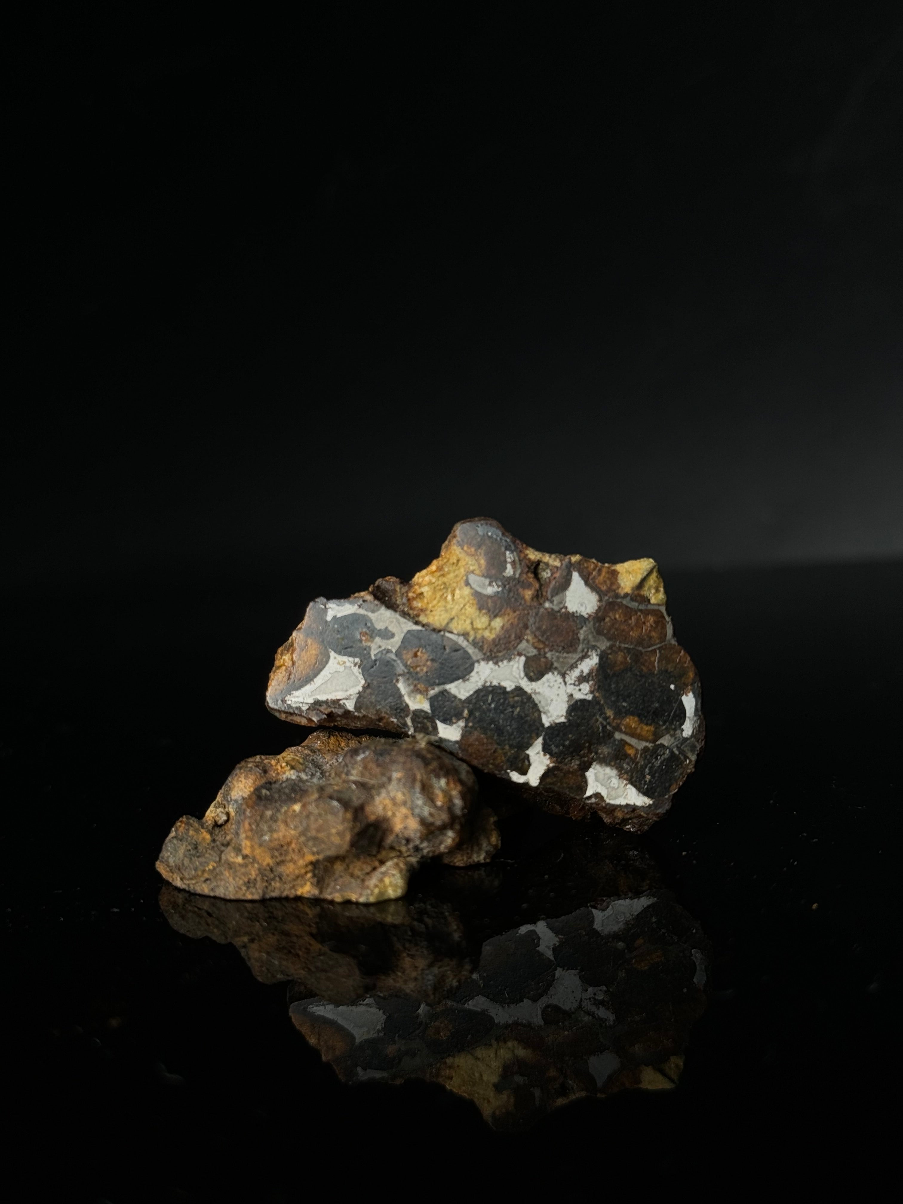 FULL SERICHO METEORITE FROM KENYA, IN TWO HALVES. TOTAL WEIGHT: 51,5 GRAMS.