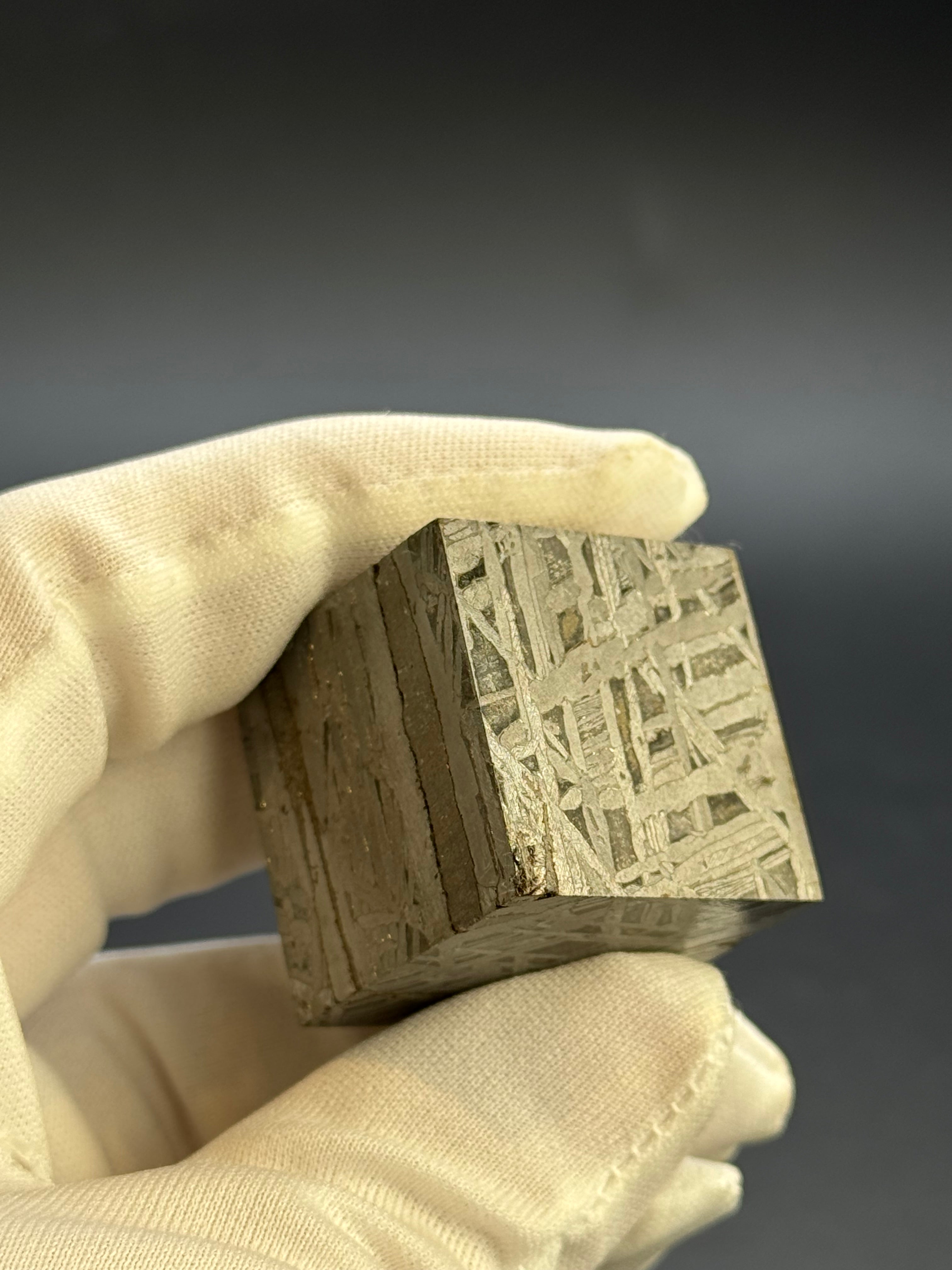 ALETAI, GOBI DESERT, CHINA. 190qGRAMS CUBE.