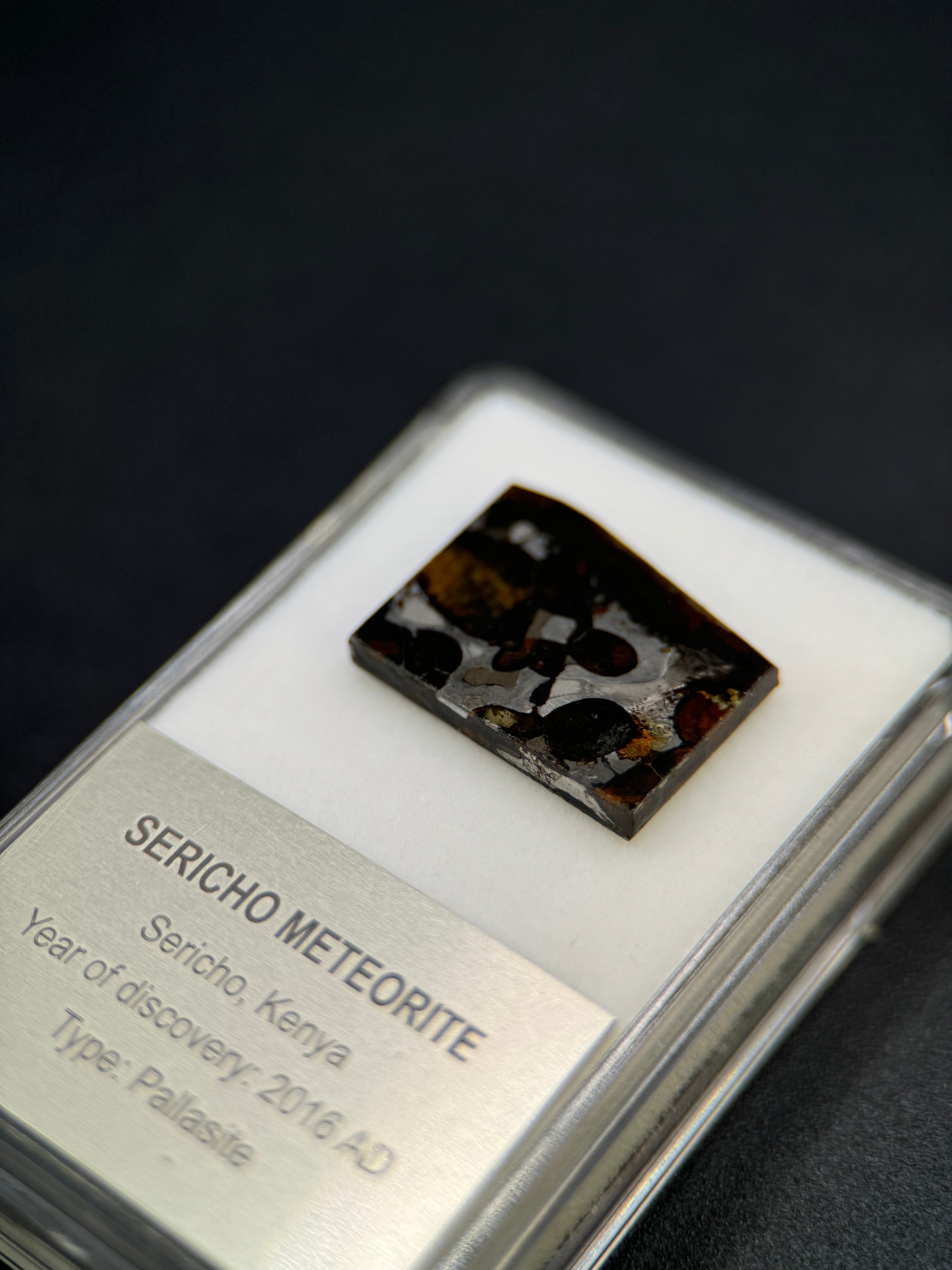 SERICHO METEORITE, KENYA. DISPLAY BOX. 2,7 GRAMS.