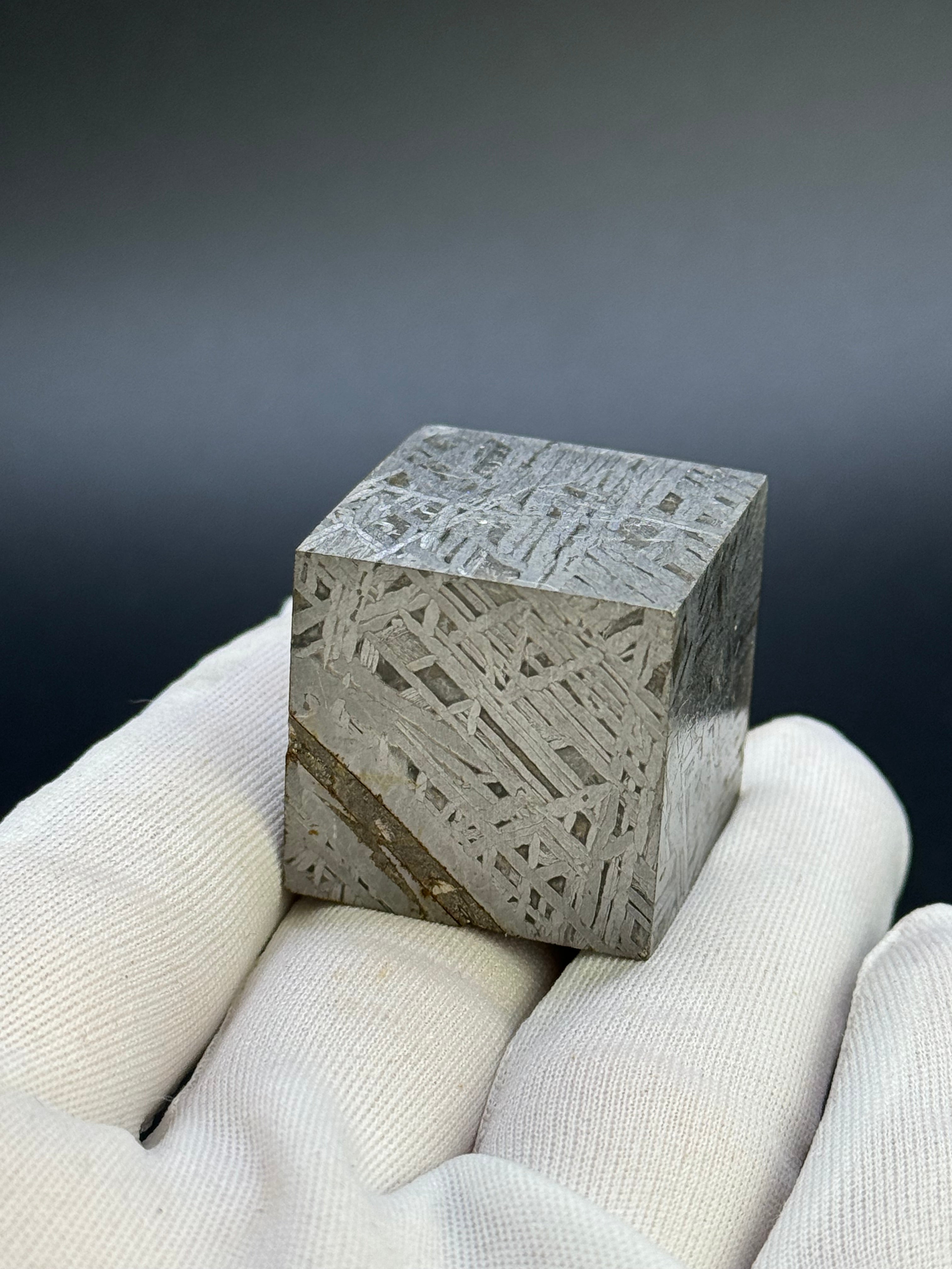 ALETAI, GOBI DESERT, CHINA. 194 GRAMS CUBE.